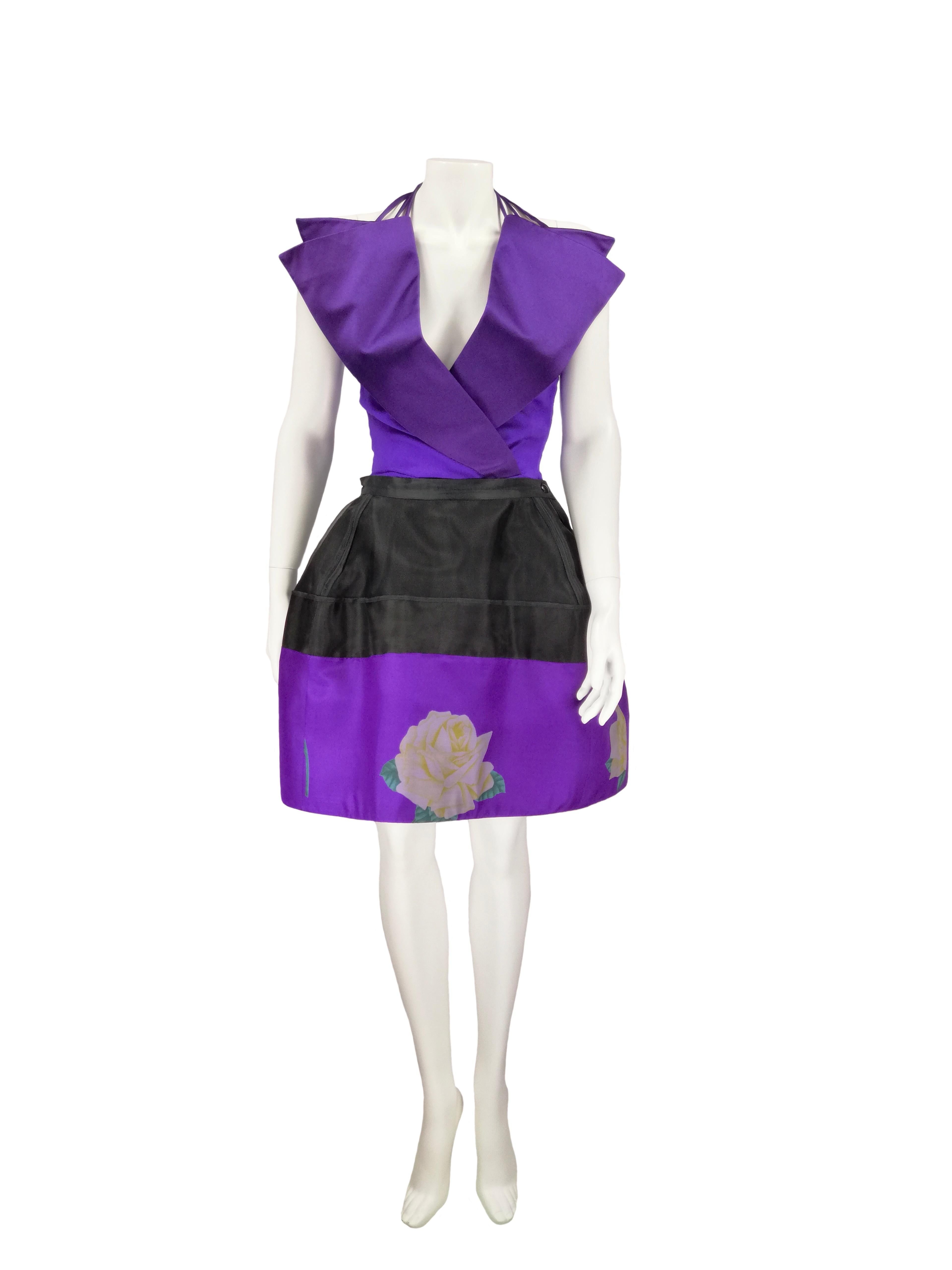 GIANNI VERSACE 
Colección S/S 1990
Traje morado con solapas dobles gigantes.
En la parte trasera, inserción de satén verde plisado
Cremallera en el lado izquierdo
Talla: sin etiqueta, aproximadamente IT 40
Fabricado en Italia
Medidas