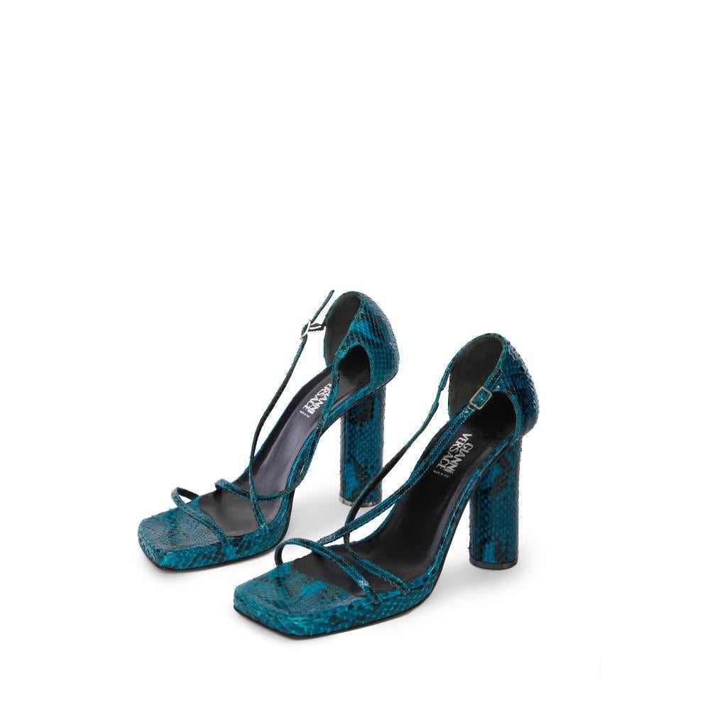 Cette exquise paire de talons Gianni Versace témoigne de l'attachement de la marque au luxe et au design audacieux. Confectionnés en cuir de python véritable d'un bleu vibrant, ces talons sont une véritable pièce d'apparat, alliant harmonieusement