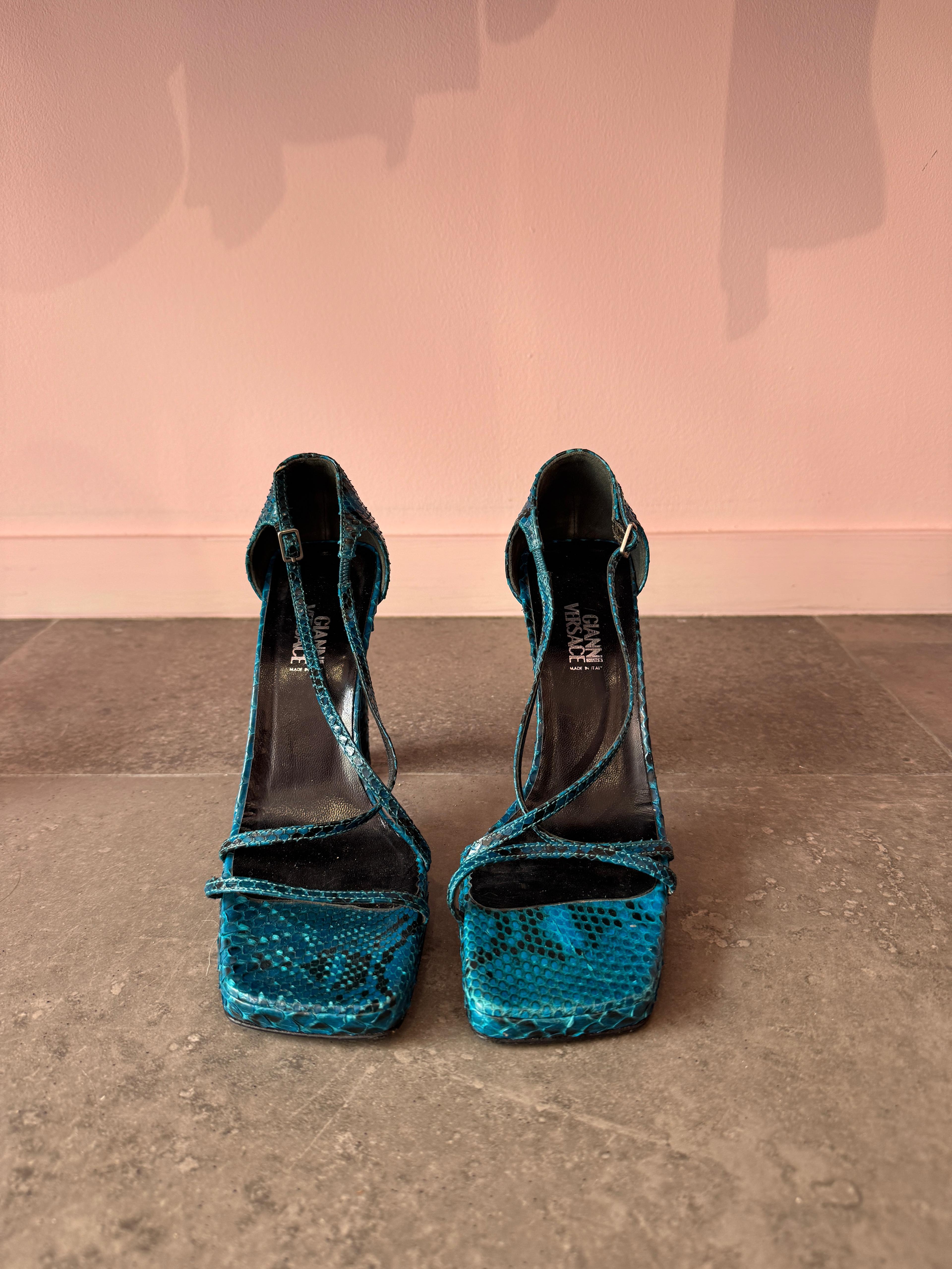 Talons en python de Gianni Versace Pour femmes en vente