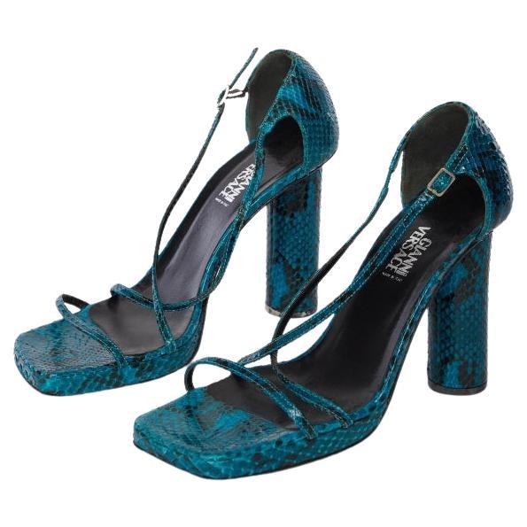 Talons en python de Gianni Versace en vente