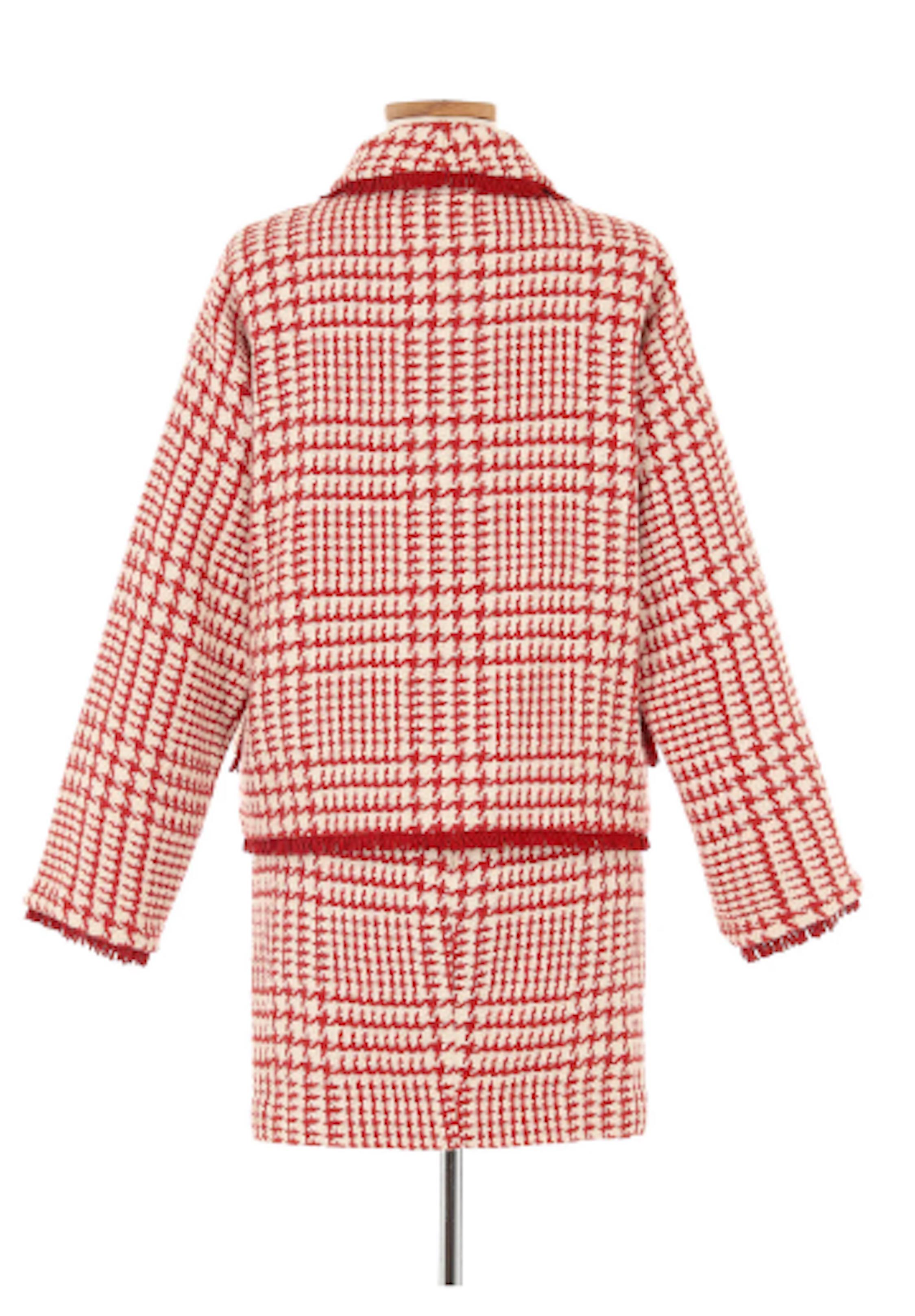 VINTAGE GRACE NY

Gianni Versace abito con gonna in pied-de-poule rosso e bianco, circa anni '80. Realizzato in lana di alta qualità, questo capo presenta un classico motivo pied-de-poule con audaci e vivaci sfumature rosse. 

Giacca
Spalla 22