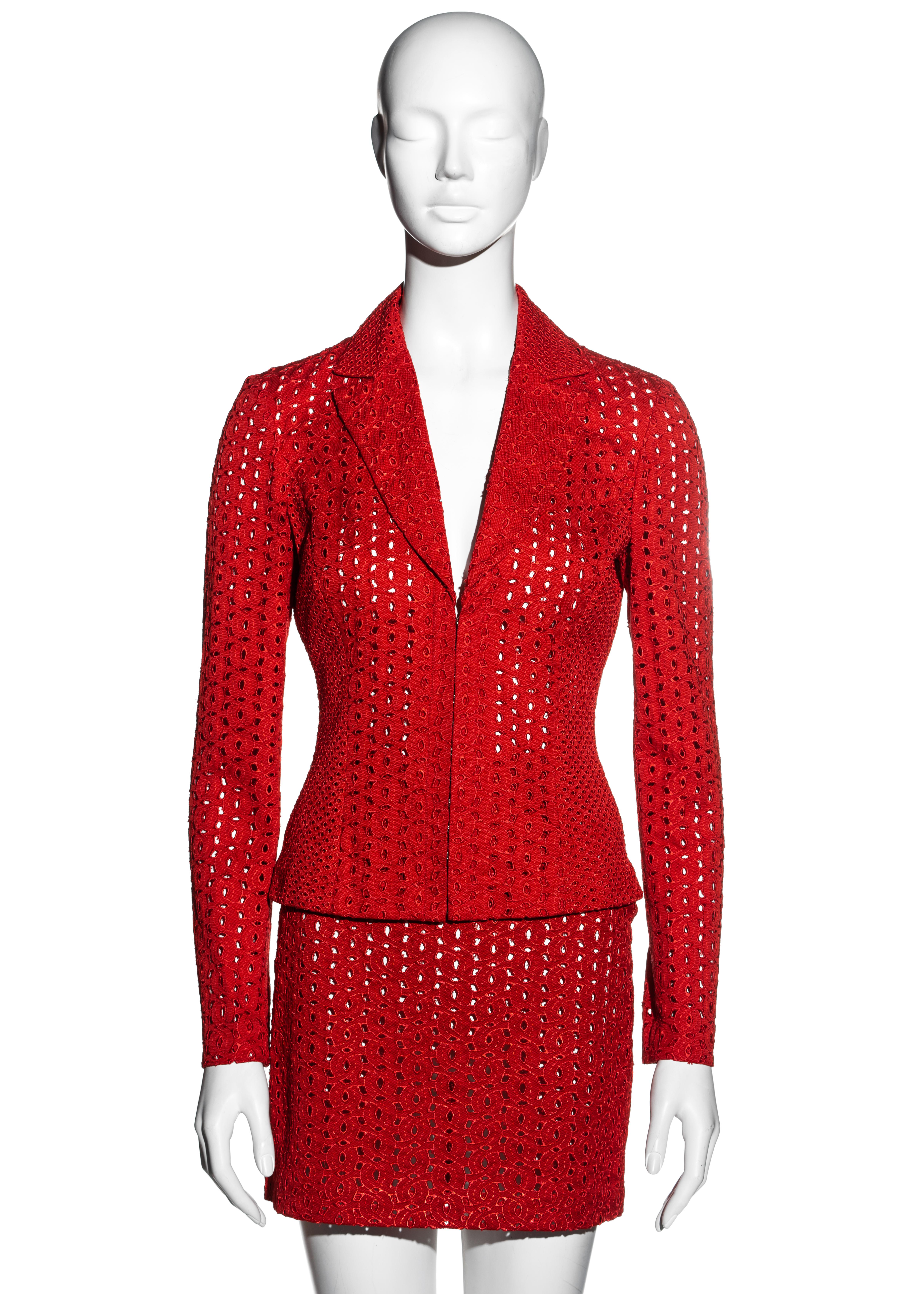 ▪ Gianni Versace red cotton mini skirt suit
▪ Cutwork technique
▪ Fitted jacket with metal corset hooks 
▪ High waisted mini skirt 
▪ IT 40 - FR 36 - UK 8 - US 4
▪ Spring-Summer 2002 
