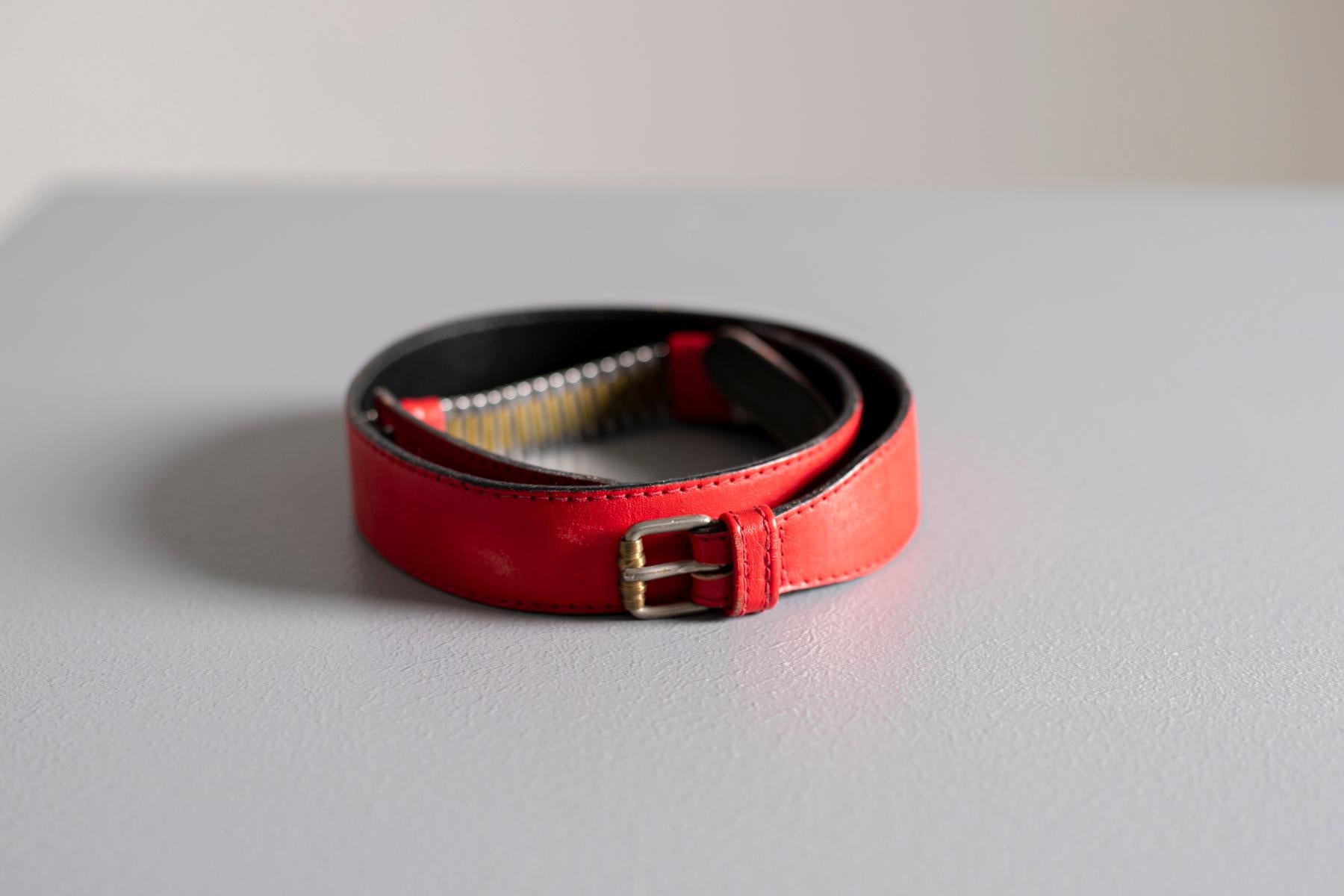Gianni Versace Roter Ledergürtel für Damen mit Metalldetails im Angebot 1