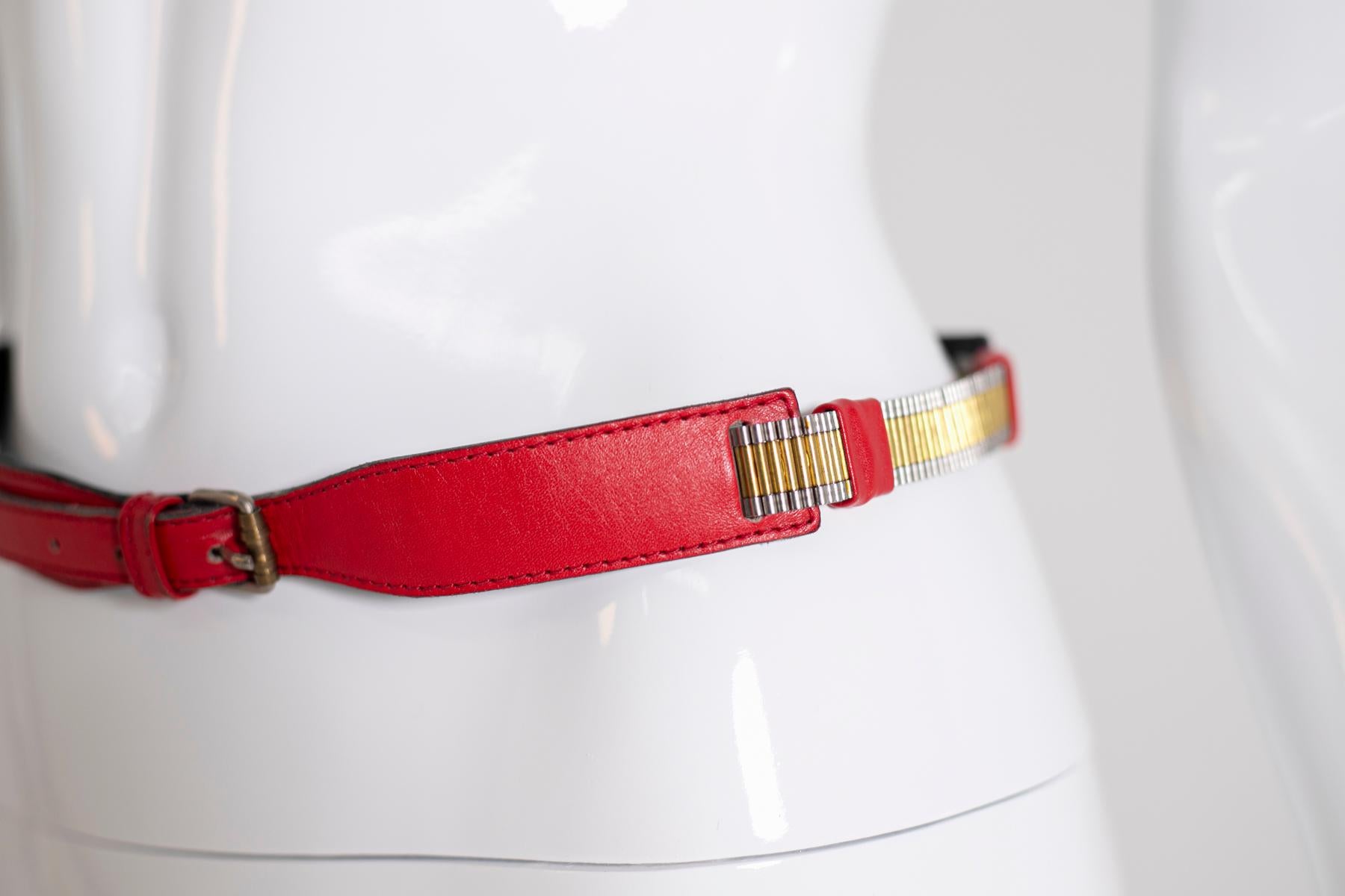 Gianni Versace Roter Ledergürtel für Damen mit Metalldetails im Angebot 2
