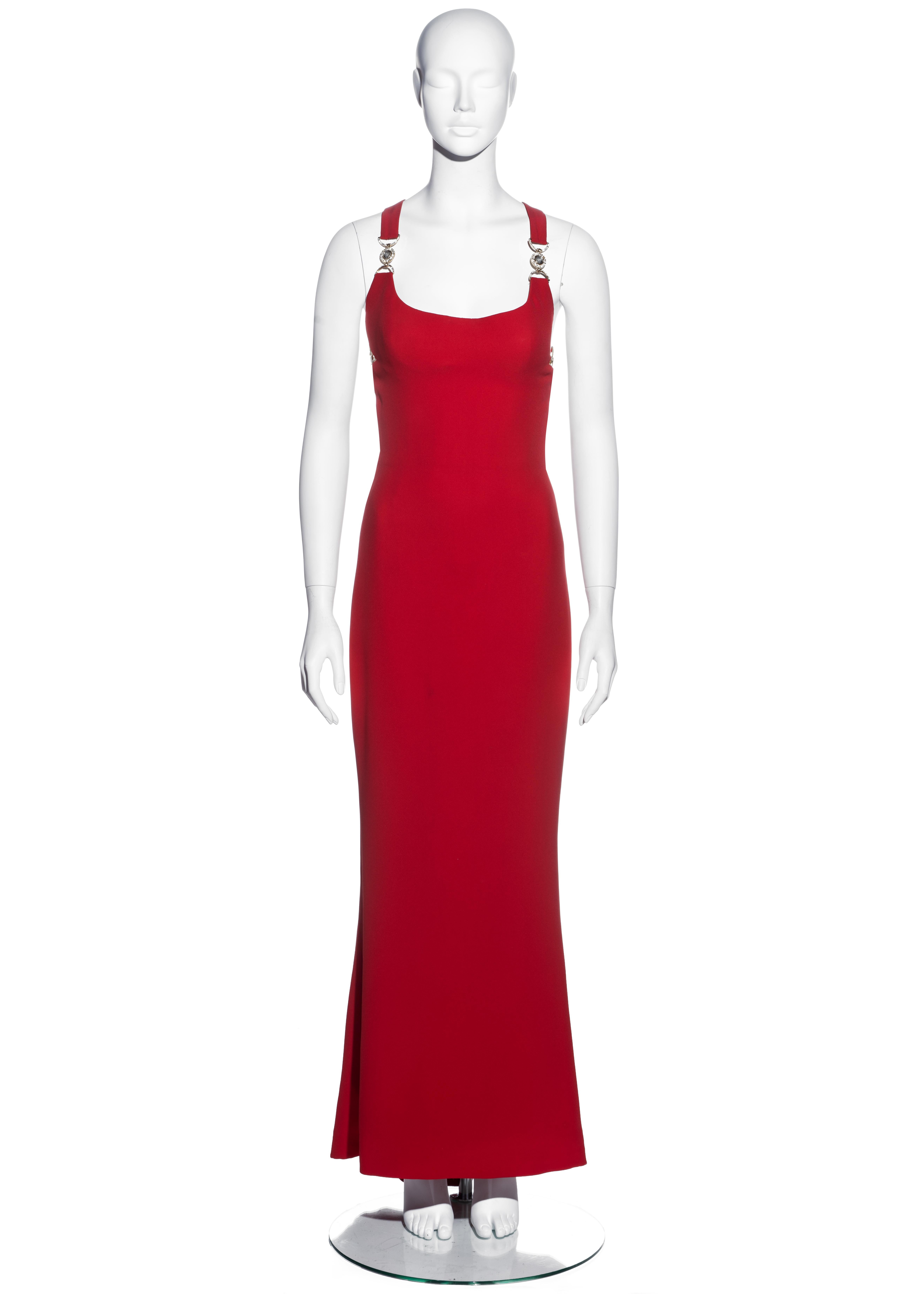 ▪ Gianni Versace Rotes Abend-Maxikleid aus Seide
▪ Goldfarbene Beschläge mit Medusa-Verschlüssen, die mit klaren Kristallen besetzt sind
▪ Offener Rücken
▪ Gekreuzte Schulterriemen 
▪ IT 42 - FR 38 - UK 10 - US 6
▪ Herbst-Winter 1996

