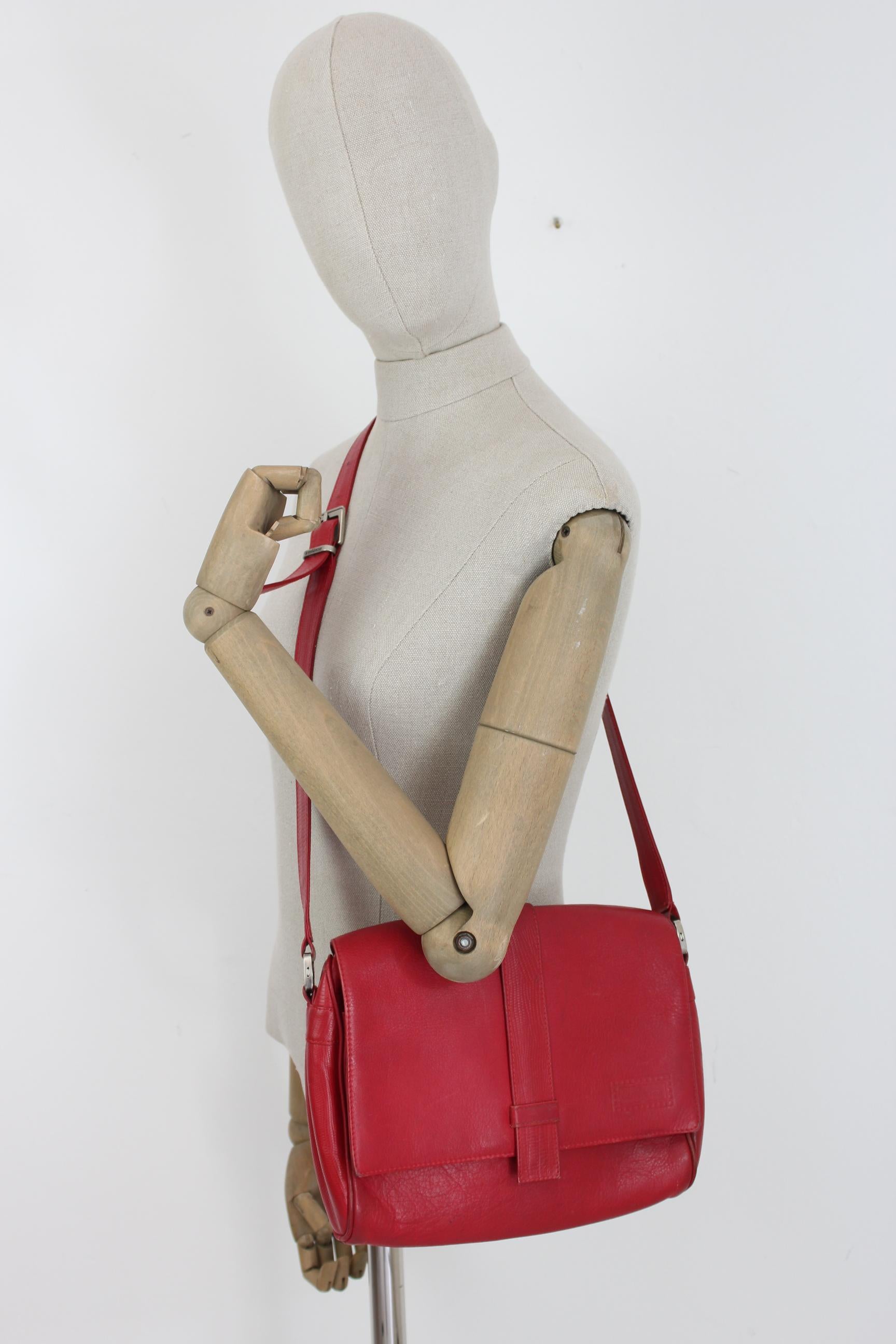 Gianni Versace vintage 80s shoulder bag. Soft model, closure with clip button and zip. 100% leather python effect, red color. Adjustable shoulder strap, pockets with internal dividers. Silver details. Made in Italy. Good vintage conditions, some