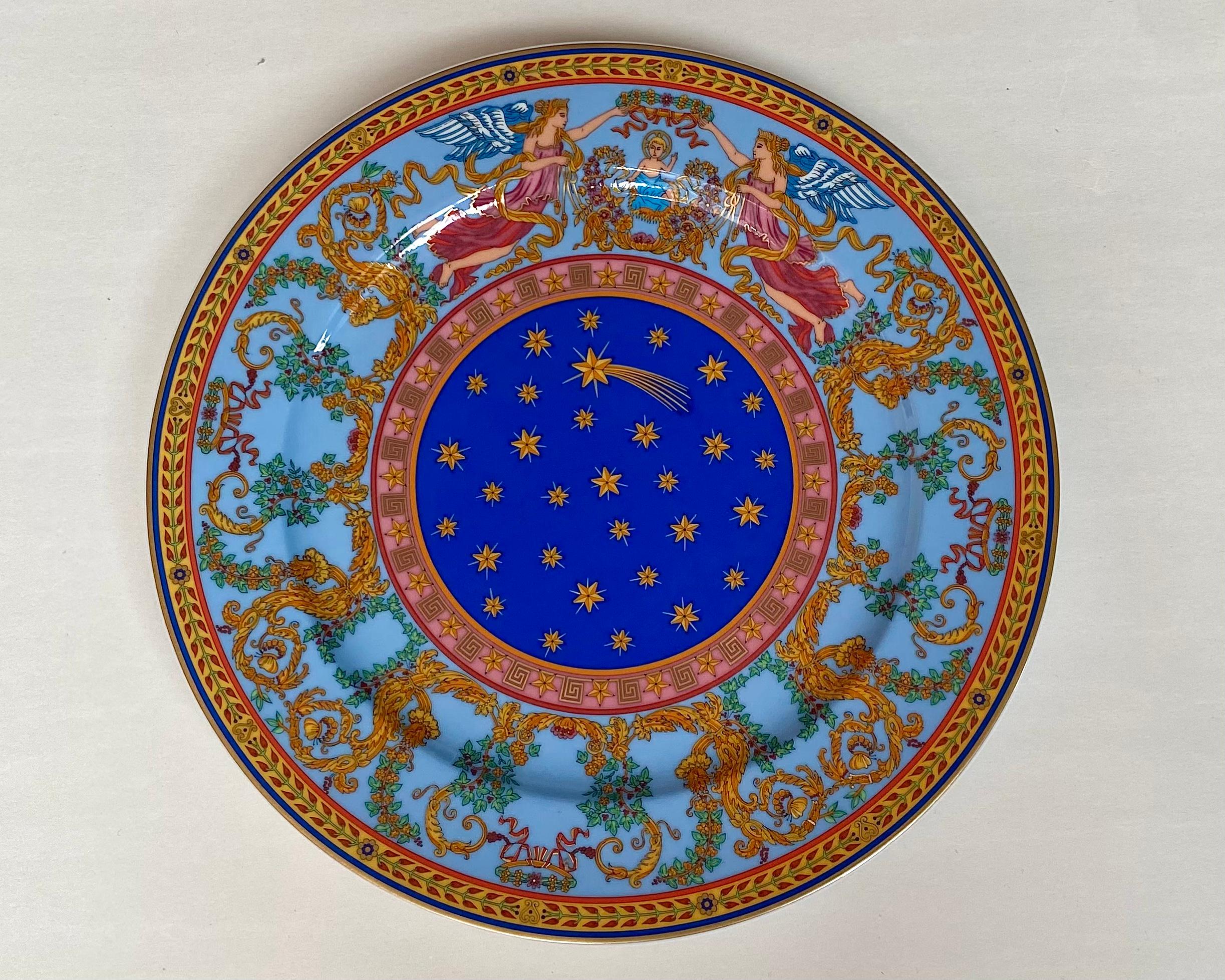 Limitierte Auflage eines Weihnachtstellers aus 24k vergoldetem Porzellan zum Sammeln.

Hersteller: Rosenthal Studio -Linie, Porzellan, Deutschland.

Ein seltenes Weihnachtsdesign von Versace aus dem Jahr 1997 - 