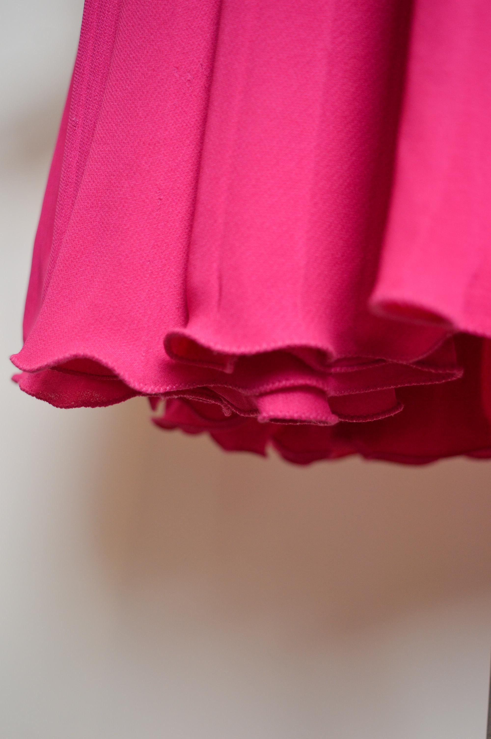 Gianni Versace Runway c.1993 Hot Pink Fuchsia Crochet Knit Cut out pleated Dress (abito a pieghe) in vendita 5
