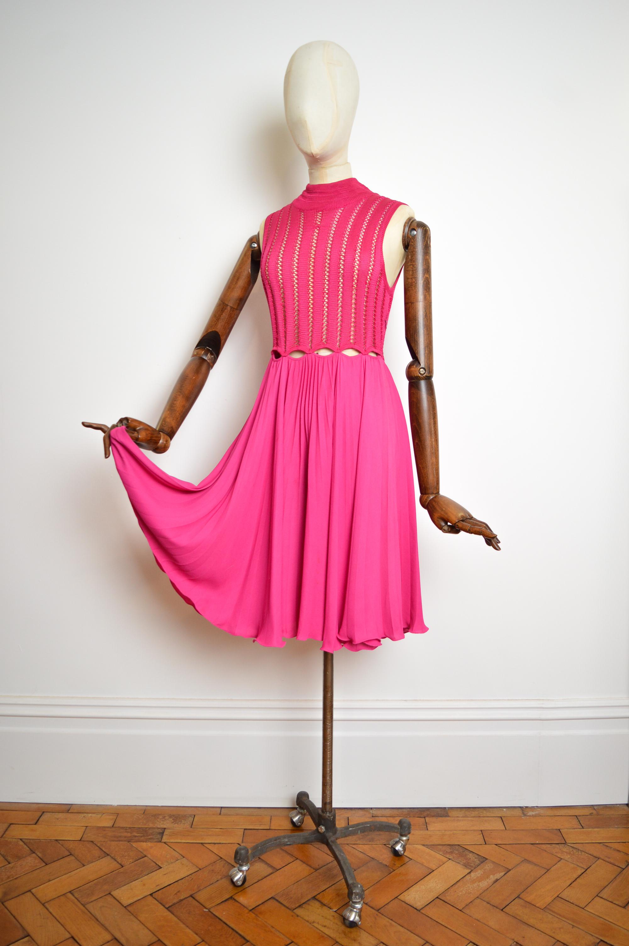 Gianni Versace Runway c.1993 Hot Pink Fuchsia Crochet Knit Cut out pleated Dress (abito a pieghe) in vendita 6