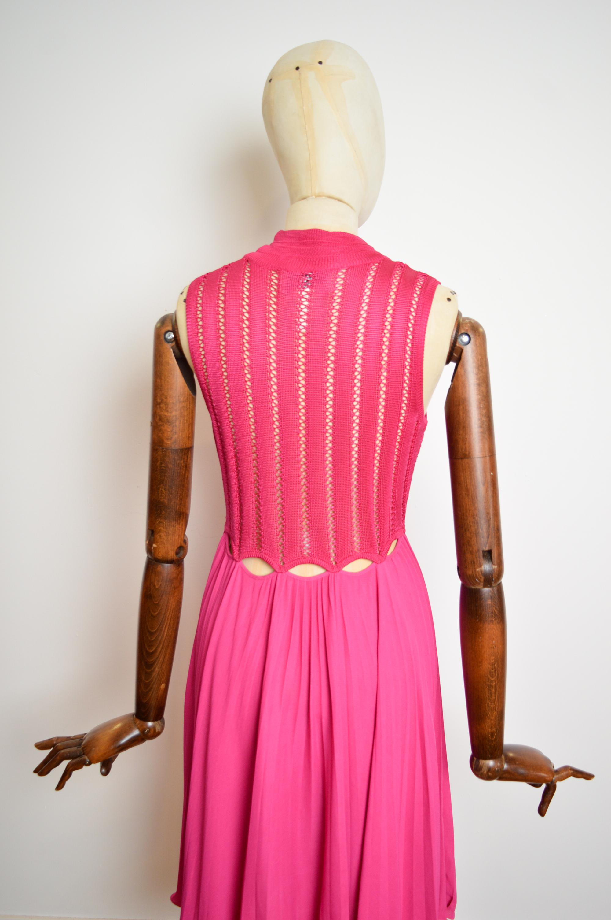 Gianni Versace Runway c.1993 Hot Pink Fuchsia Crochet Knit Cut out pleated Dress (abito a pieghe) in vendita 8