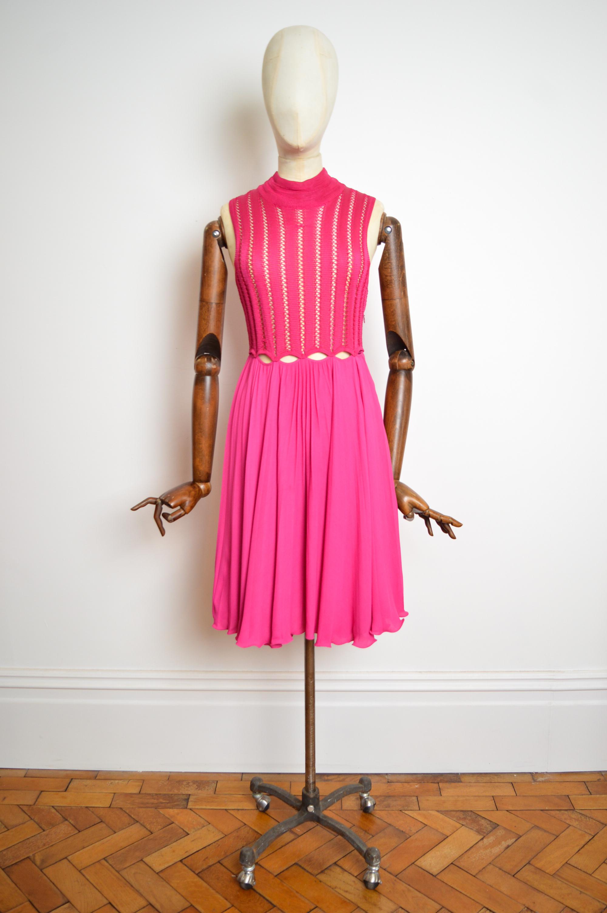 Gianni Versace Runway c.1993 Hot Pink Fuchsia Crochet Knit Cut out pleated Dress (abito a pieghe) in vendita 9