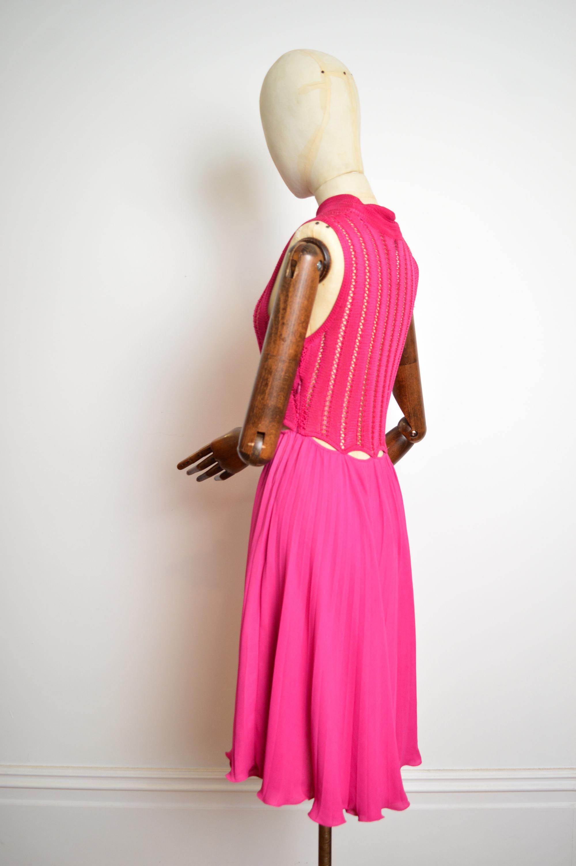 Rosa Gianni Versace Runway c.1993 Hot Pink Fuchsia Crochet Knit Cut out pleated Dress (abito a pieghe) in vendita