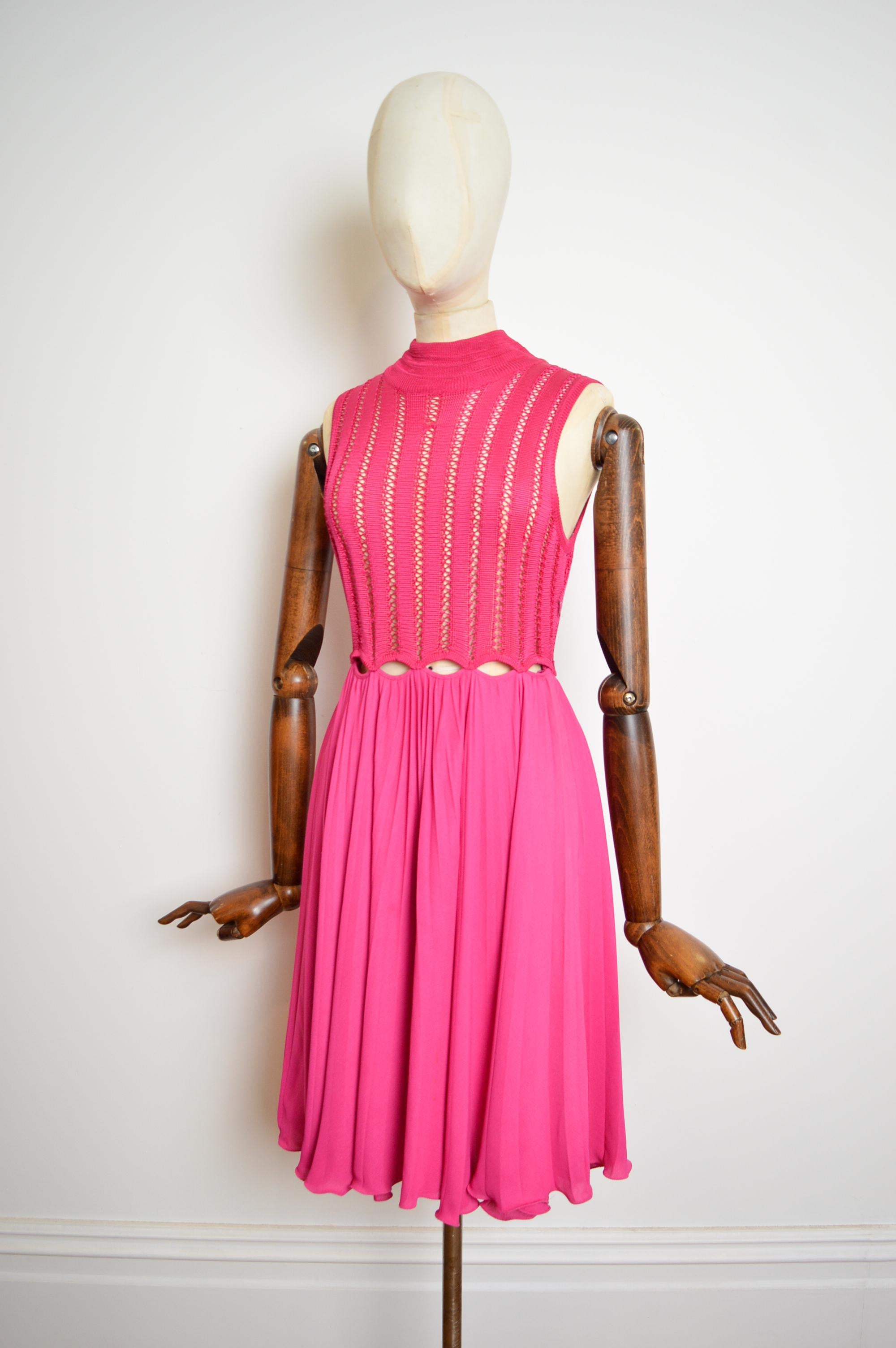 Gianni Versace Runway c.1993 Hot Pink Fuchsia Crochet Knit Cut out pleated Dress (abito a pieghe) In condizioni buone in vendita a Sheffield, GB