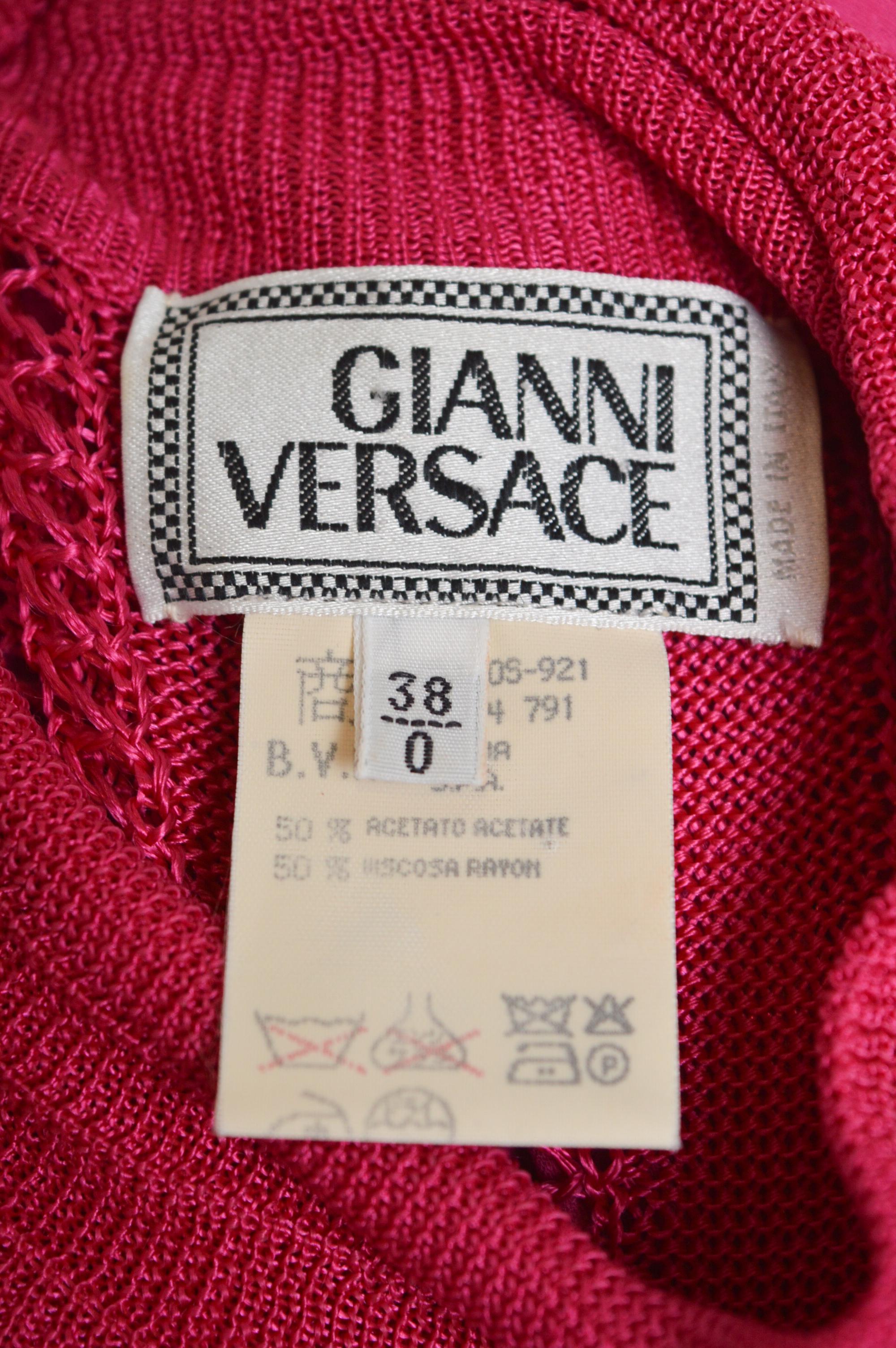 Donna Gianni Versace Runway c.1993 Hot Pink Fuchsia Crochet Knit Cut out pleated Dress (abito a pieghe) in vendita