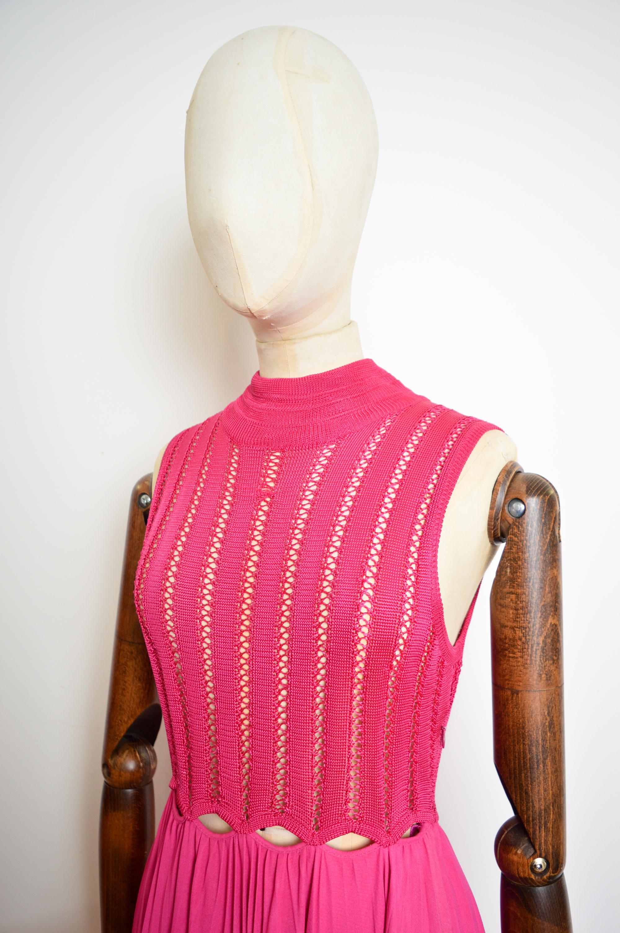 Gianni Versace Runway c.1993 Hot Pink Fuchsia Crochet Knit Cut out pleated Dress (abito a pieghe) in vendita 1