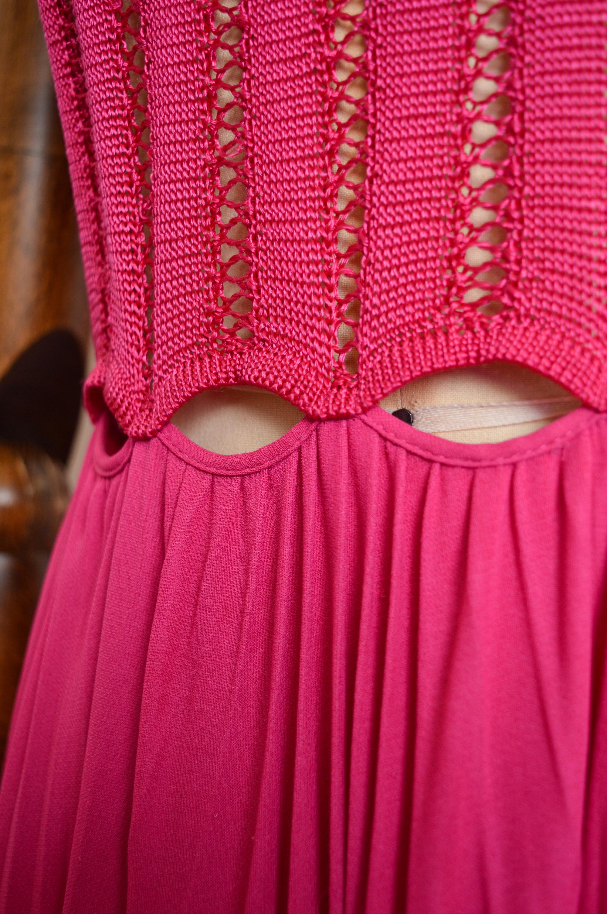 Gianni Versace Runway c.1993 Hot Pink Fuchsia Crochet Knit Cut out pleated Dress (abito a pieghe) in vendita 2
