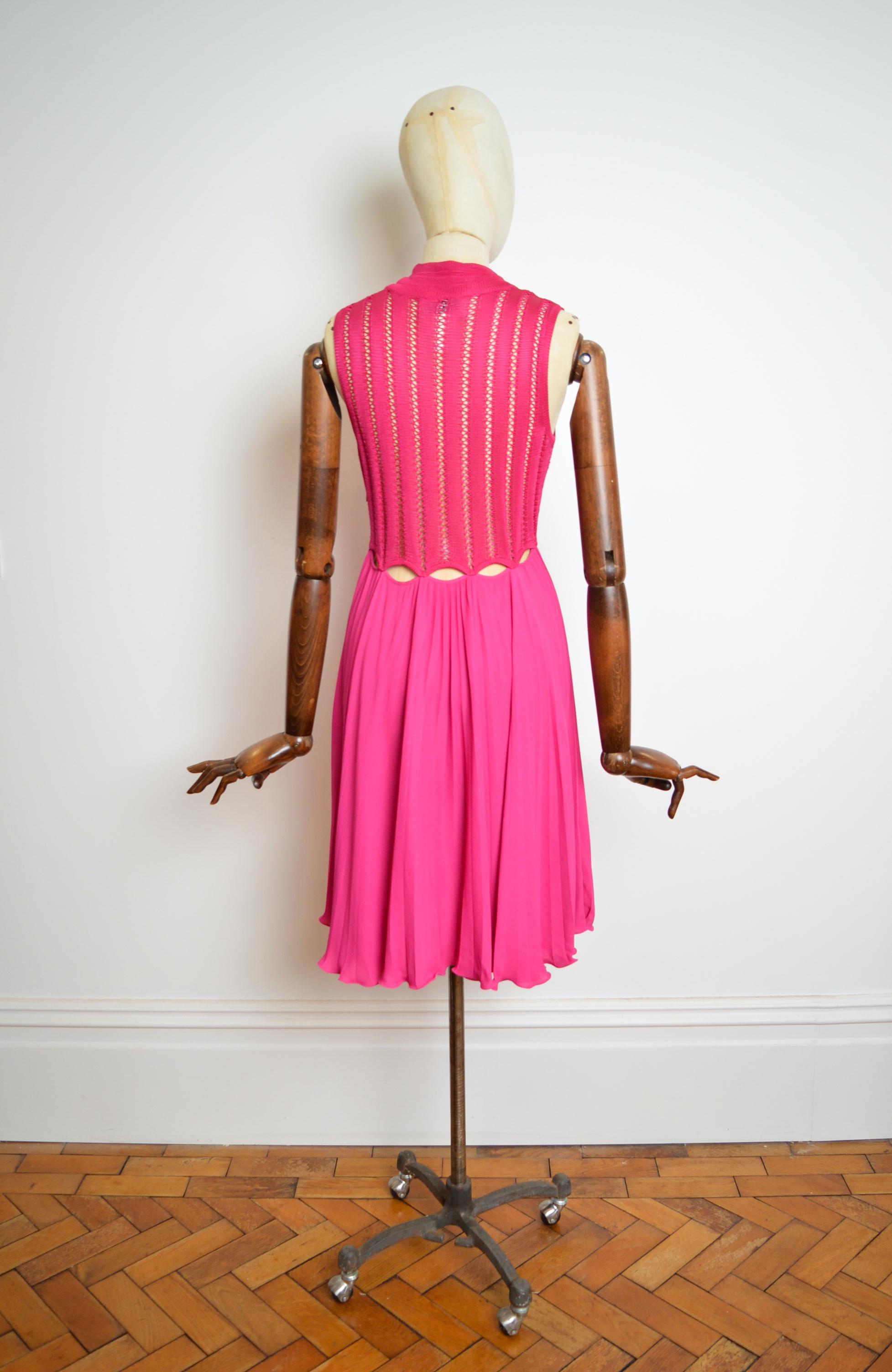 Gianni Versace Runway c.1993 Hot Pink Fuchsia Crochet Knit Cut out pleated Dress (abito a pieghe) in vendita 3