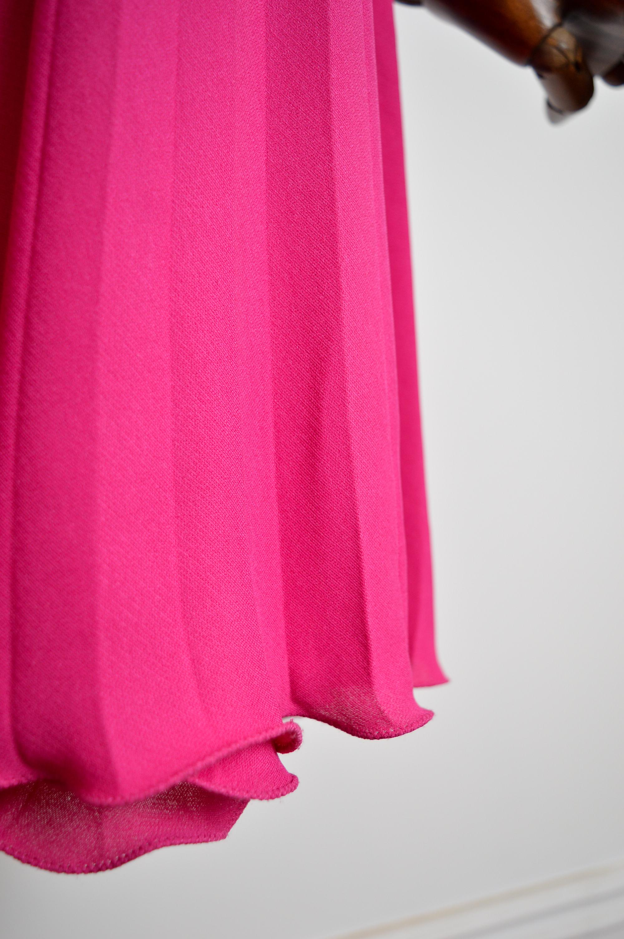 Gianni Versace Runway c.1993 Hot Pink Fuchsia Crochet Knit Cut out pleated Dress (abito a pieghe) in vendita 4