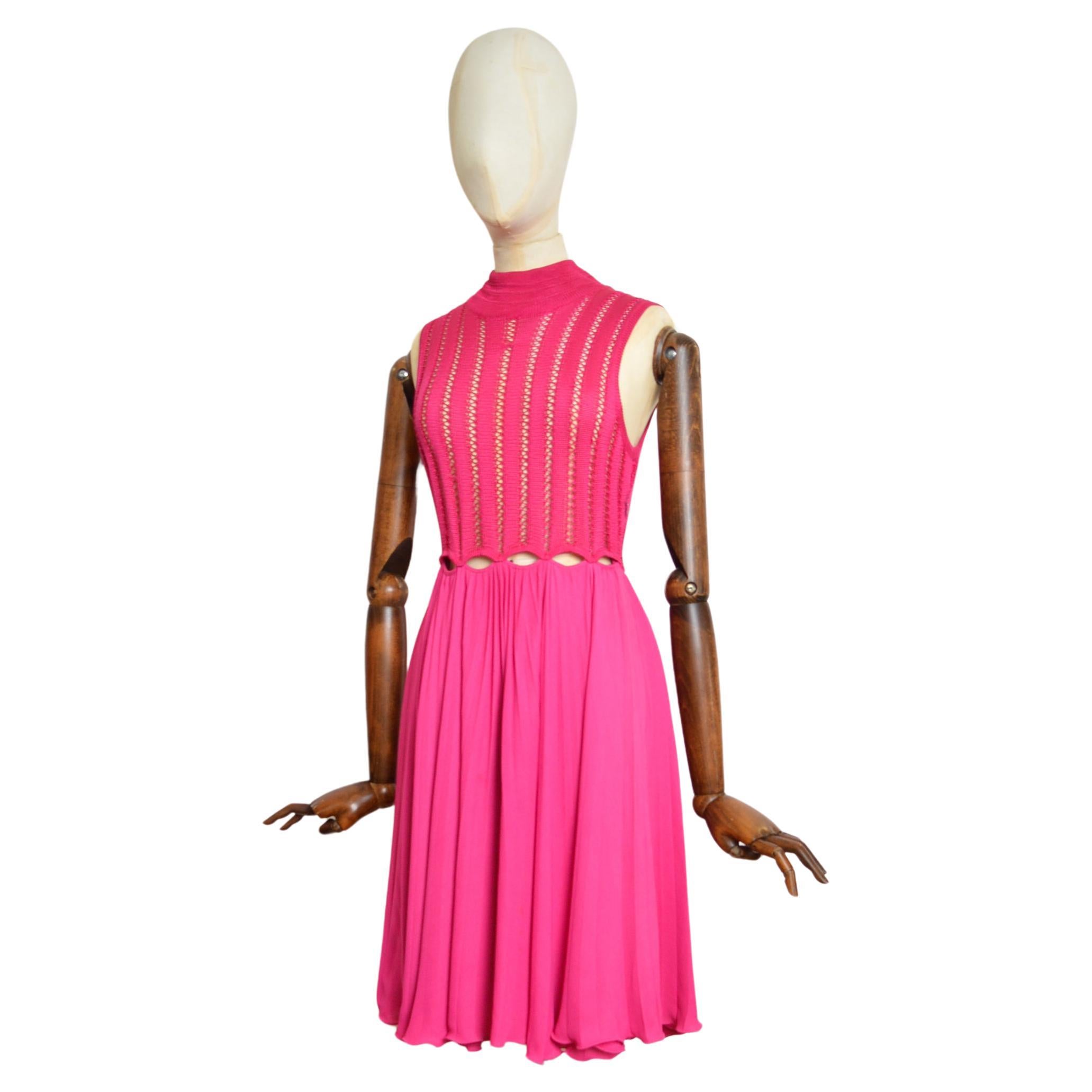 Gianni Versace Runway c.1993 Hot Pink Fuchsia Crochet Knit Cut out pleated Dress (abito a pieghe) in vendita