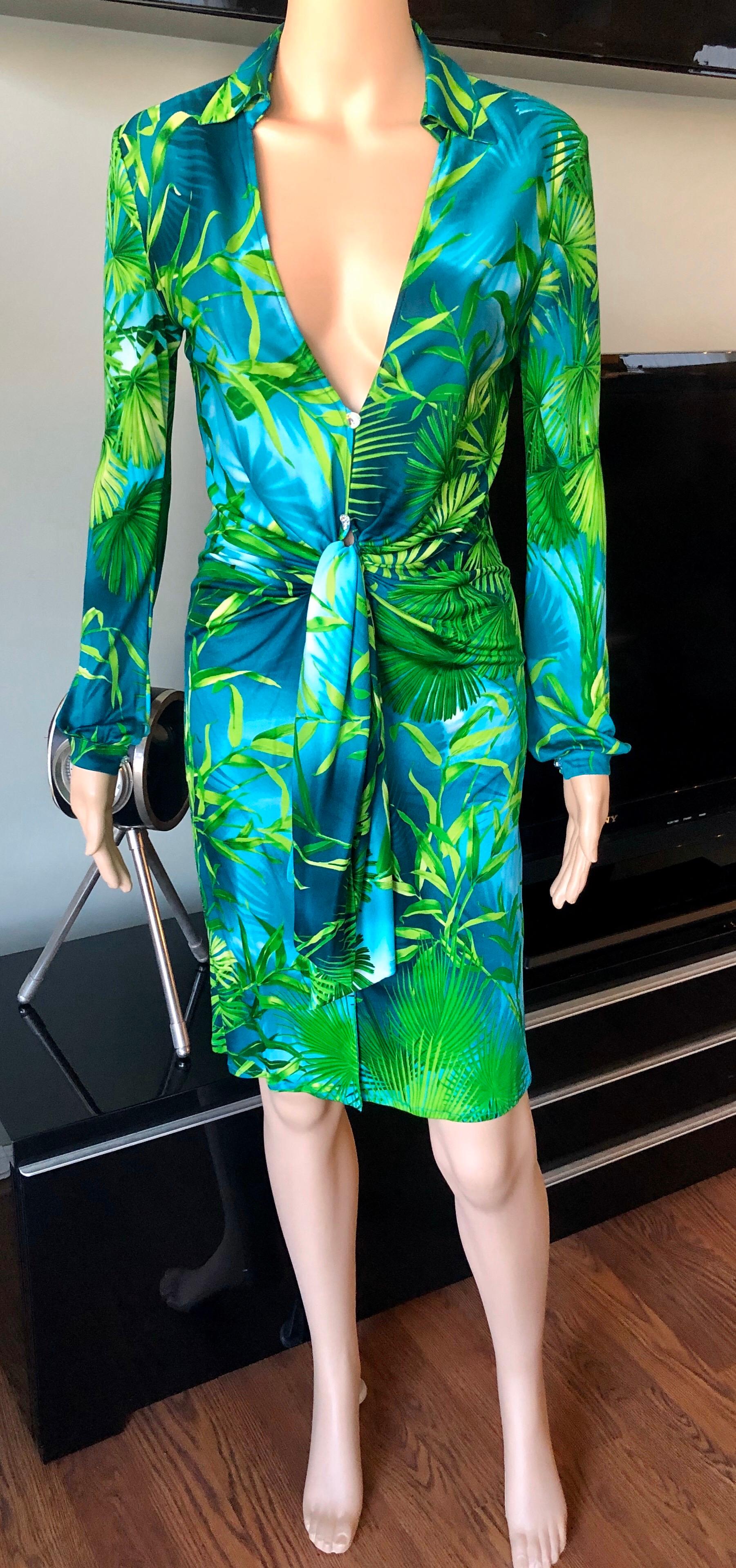 Gianni Versace Runway S/S 2000 Vintage Tropical Print Plunging Neckline Dress IT 40

Look 1 from the Spring 2000 Collection. Green tropical palm print silk low cut dress from Gianni Versace Vintage featuring Swarovski crystal buttons, long sleeves,
