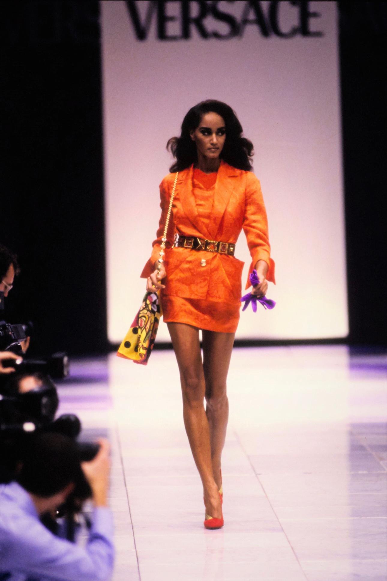 Red Gianni Versace - Ensemble blazer et jupe en soie orange à imprimé cachemire, printemps-été 1991 en vente