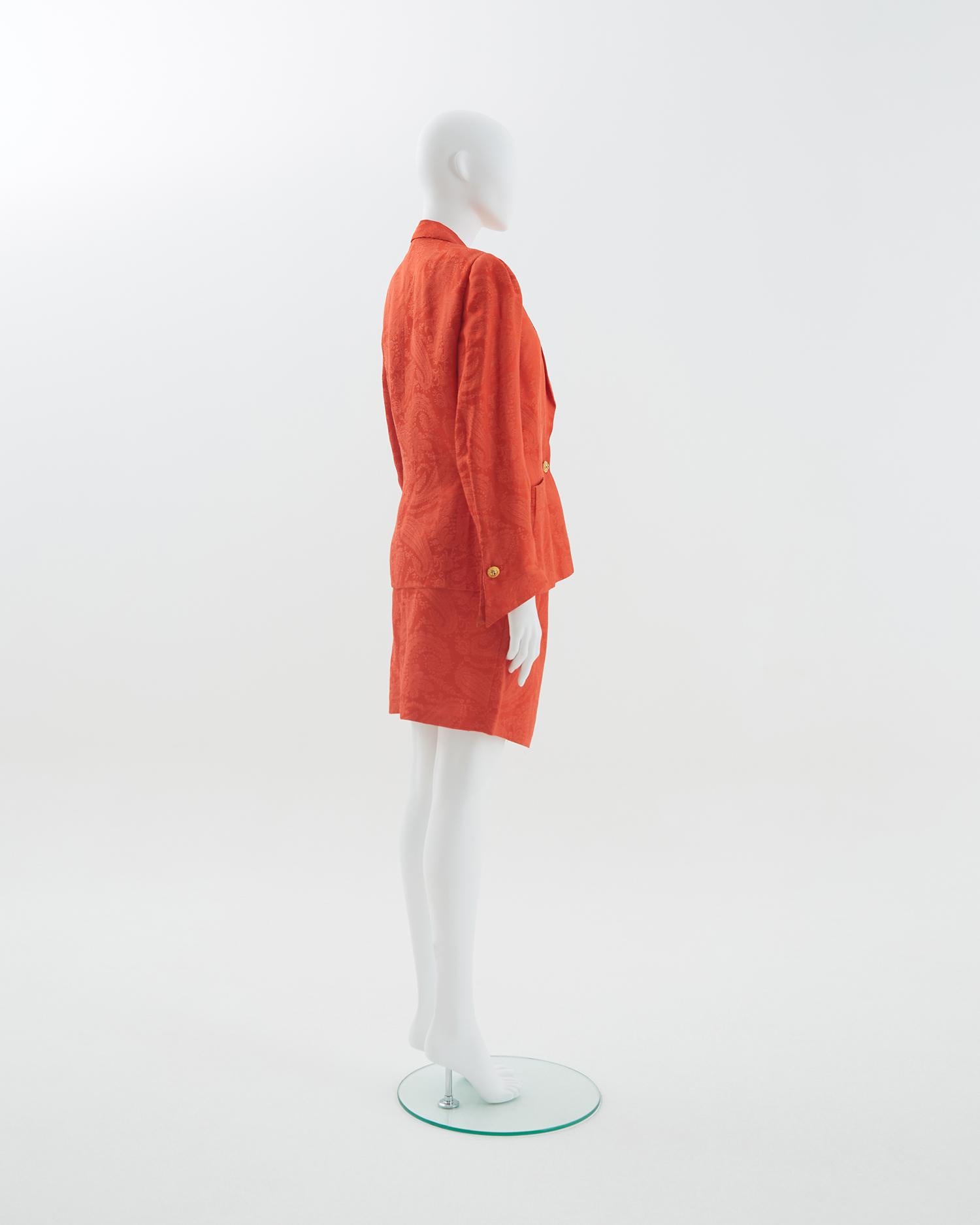 Gianni Versace - Ensemble blazer et jupe en soie orange à imprimé cachemire, printemps-été 1991 en vente 1
