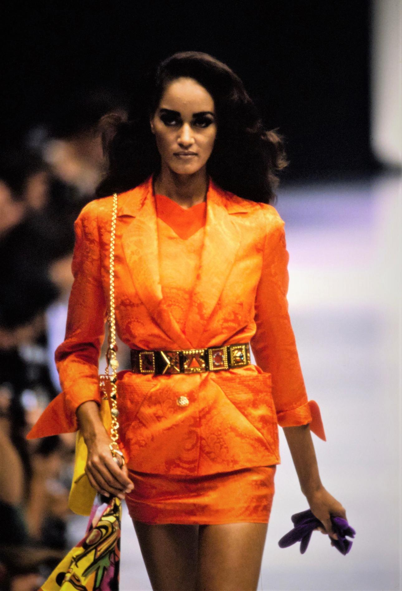 Gianni Versace - Ensemble blazer et jupe en soie orange à imprimé cachemire, printemps-été 1991 Pour femmes en vente