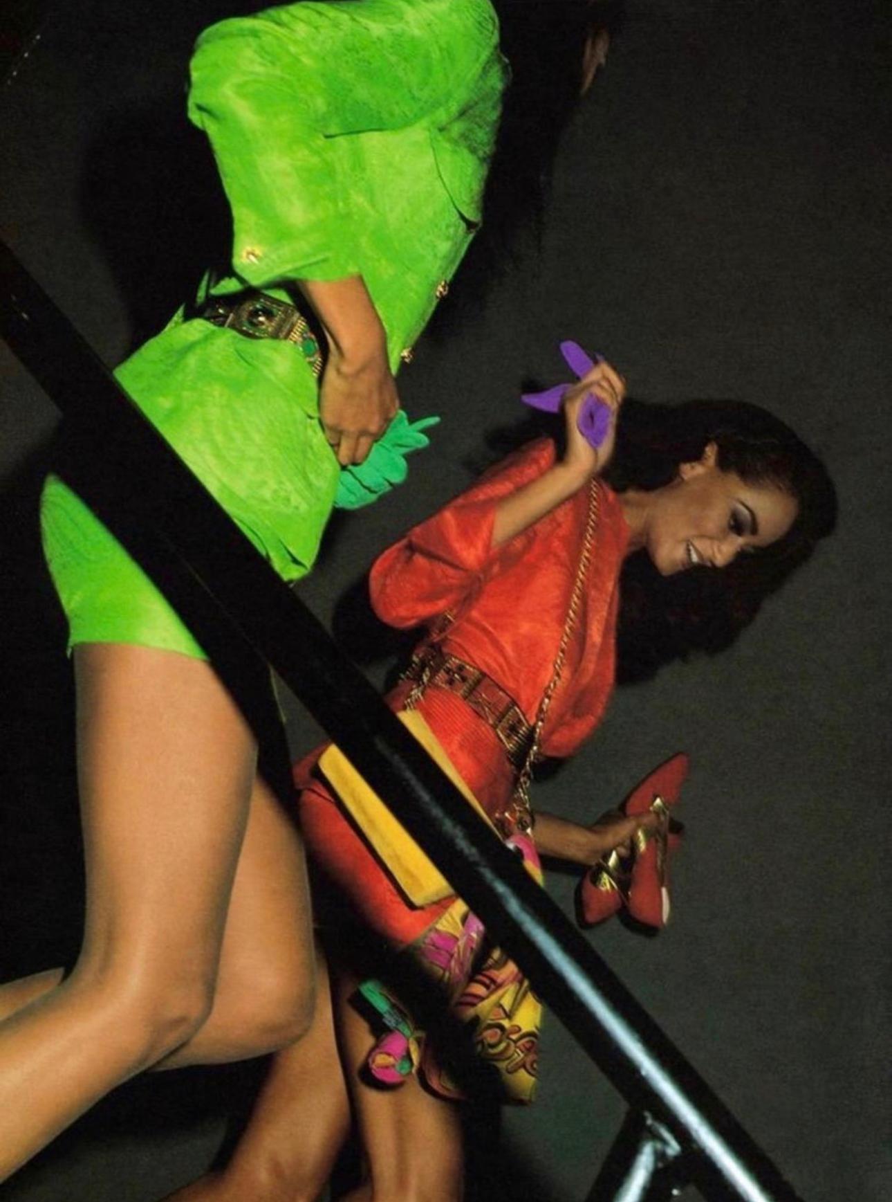 Gianni Versace - Ensemble blazer et jupe en soie orange à imprimé cachemire, printemps-été 1991 en vente 3