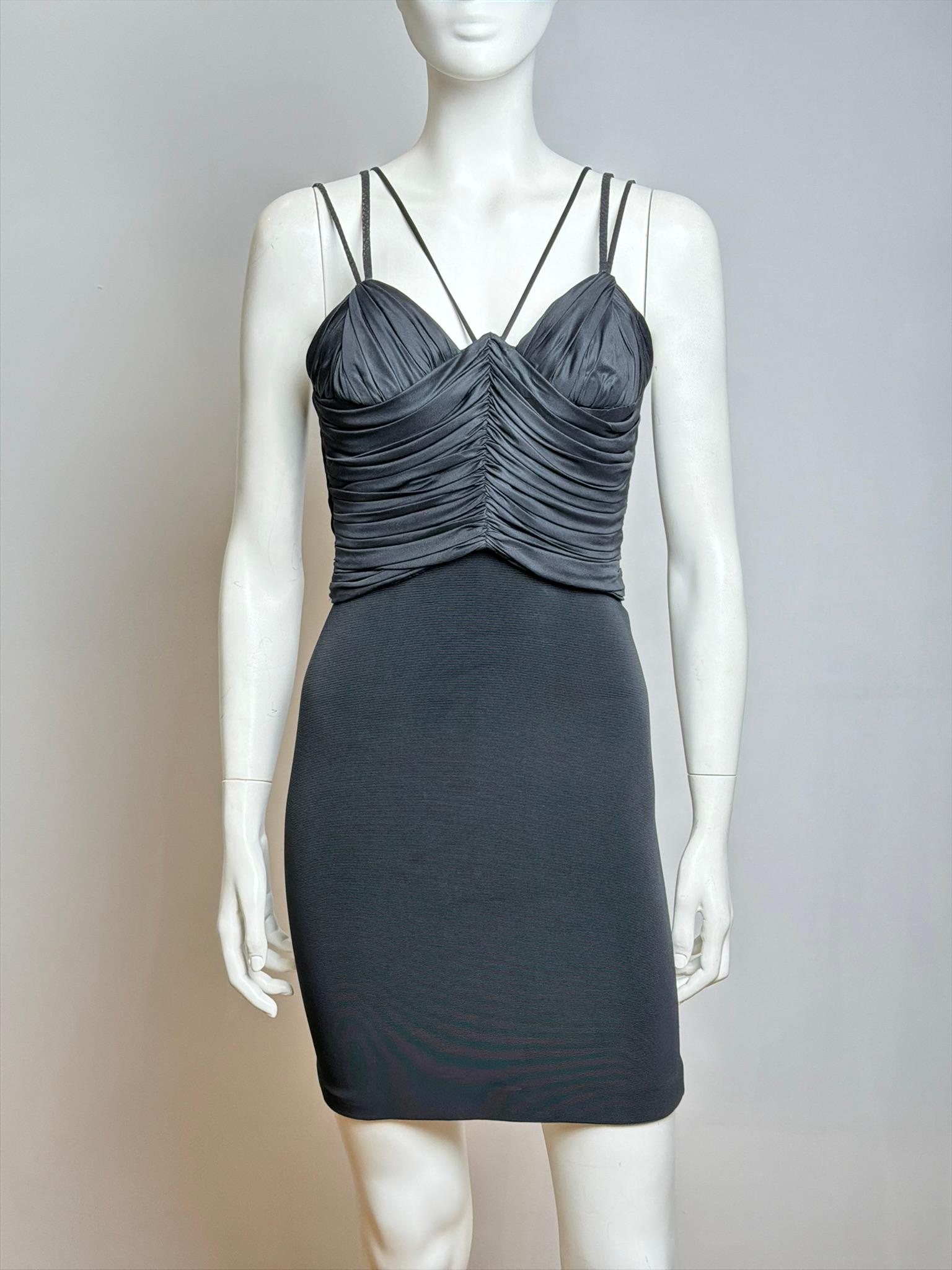 Gianni Versace S/S 1995 Icónico minivestido negro de tirantes elásticos con cuerpo acanalado Negro en venta