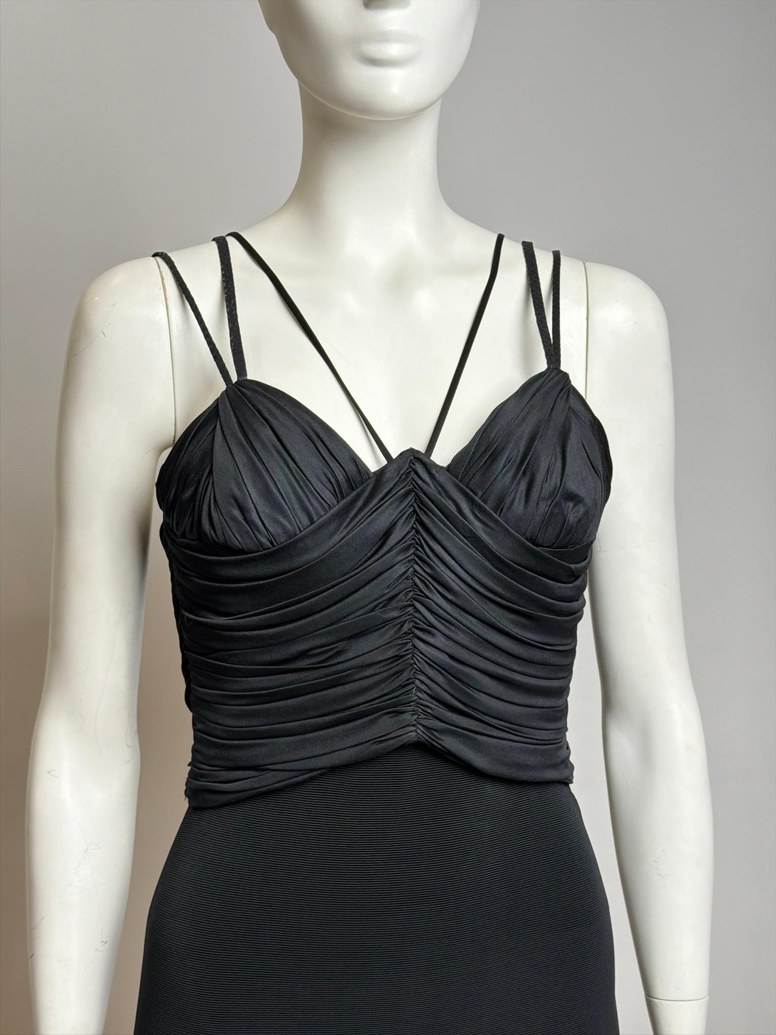 Gianni Versace S/S 1995 Icónico minivestido negro de tirantes elásticos con cuerpo acanalado en Excelente estado para la venta en Paris, FR