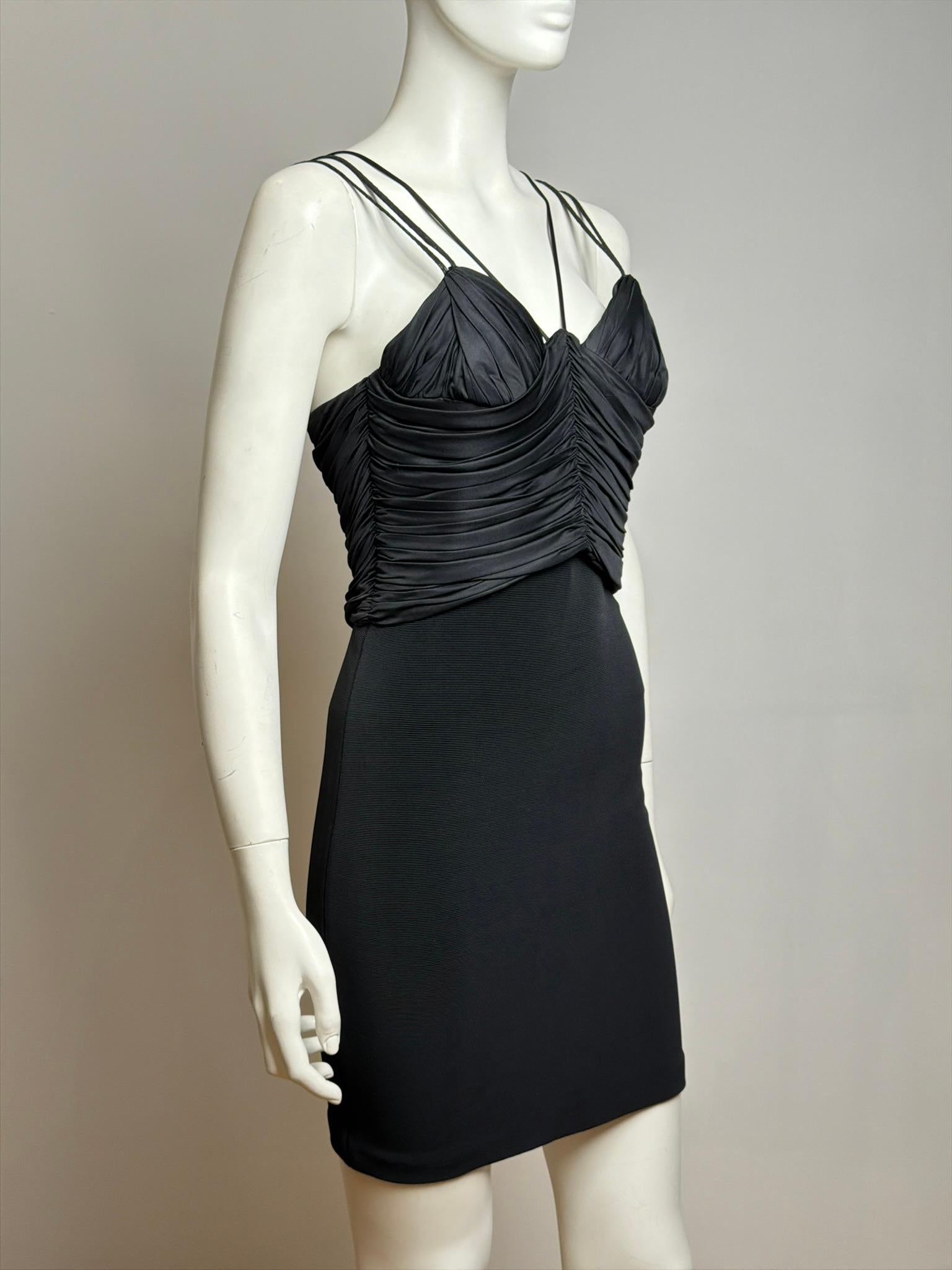 De las mujeres Gianni Versace S/S 1995 Icónico minivestido negro de tirantes elásticos con cuerpo acanalado en venta