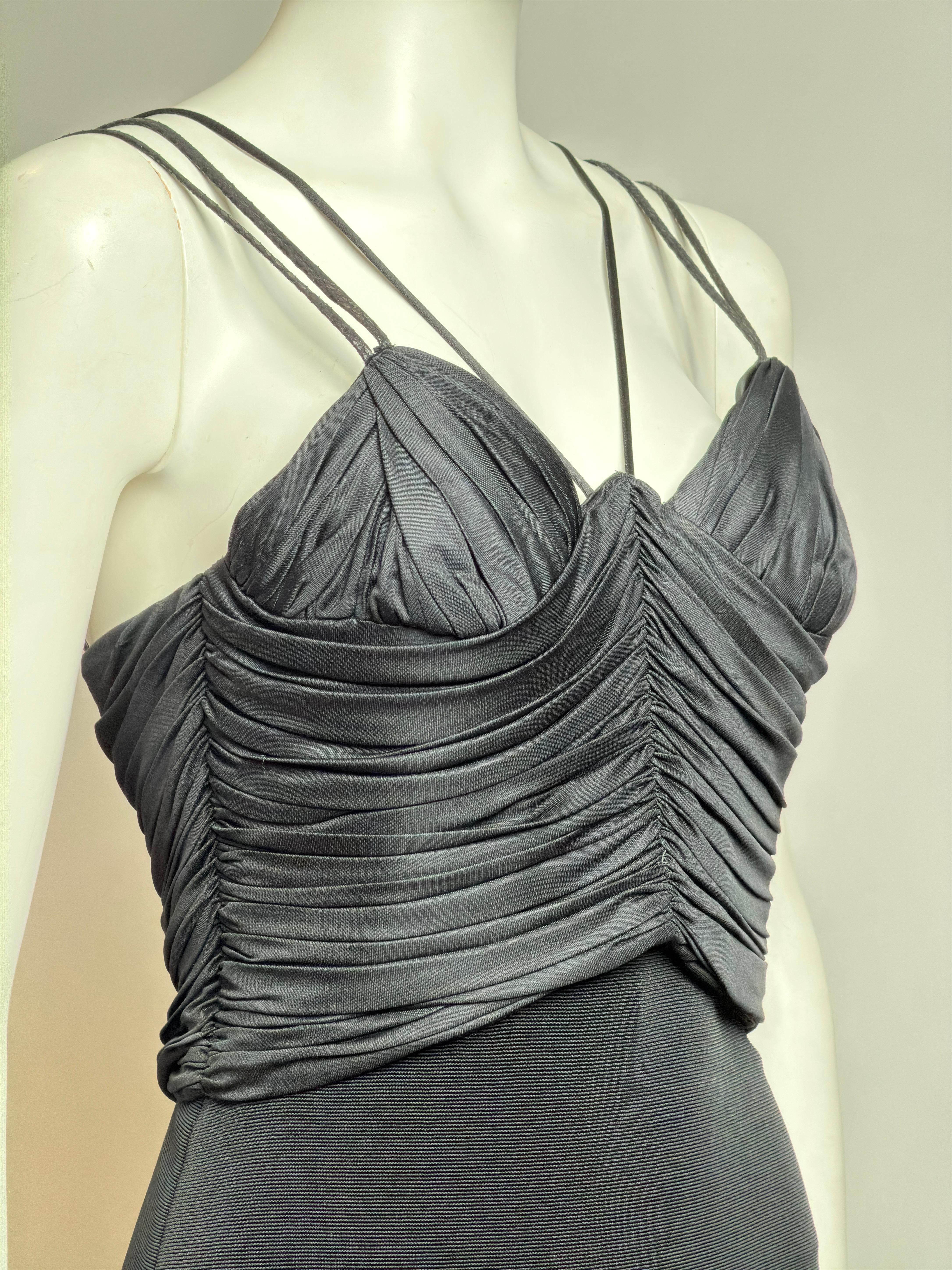 Gianni Versace S/S 1995 Icónico minivestido negro de tirantes elásticos con cuerpo acanalado en venta 1