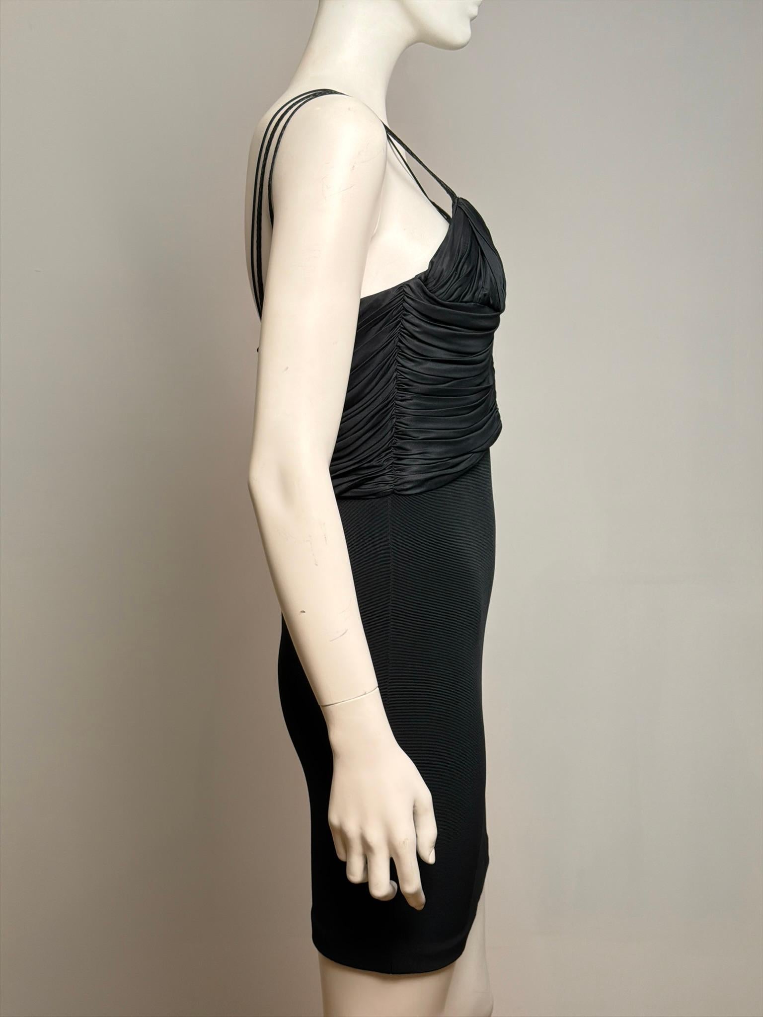 Gianni Versace S/S 1995 Icónico minivestido negro de tirantes elásticos con cuerpo acanalado en venta 2