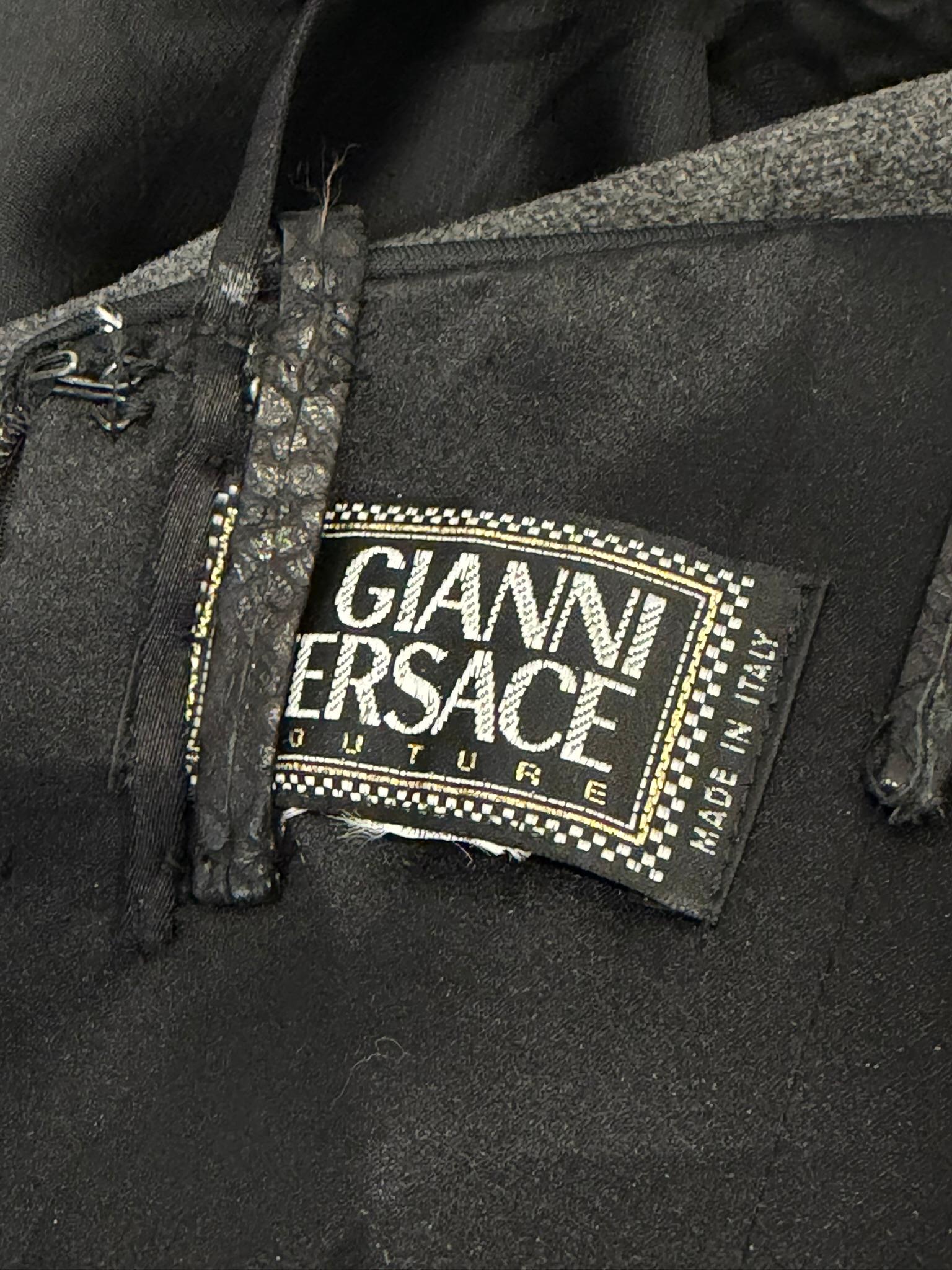 Gianni Versace S/S 1995 Icónico minivestido negro de tirantes elásticos con cuerpo acanalado en venta 3