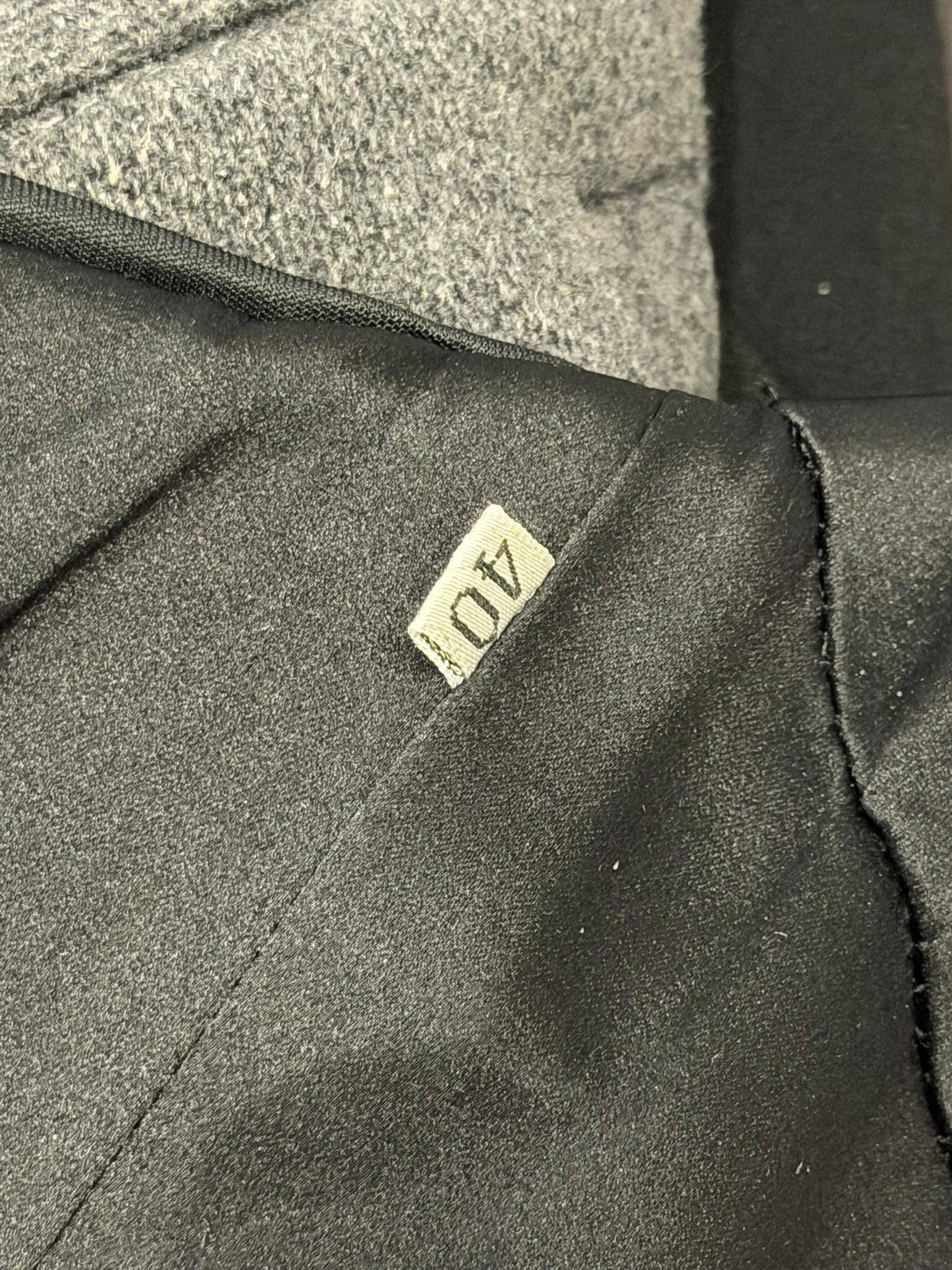 Gianni Versace S/S 1995 Icónico minivestido negro de tirantes elásticos con cuerpo acanalado en venta 4