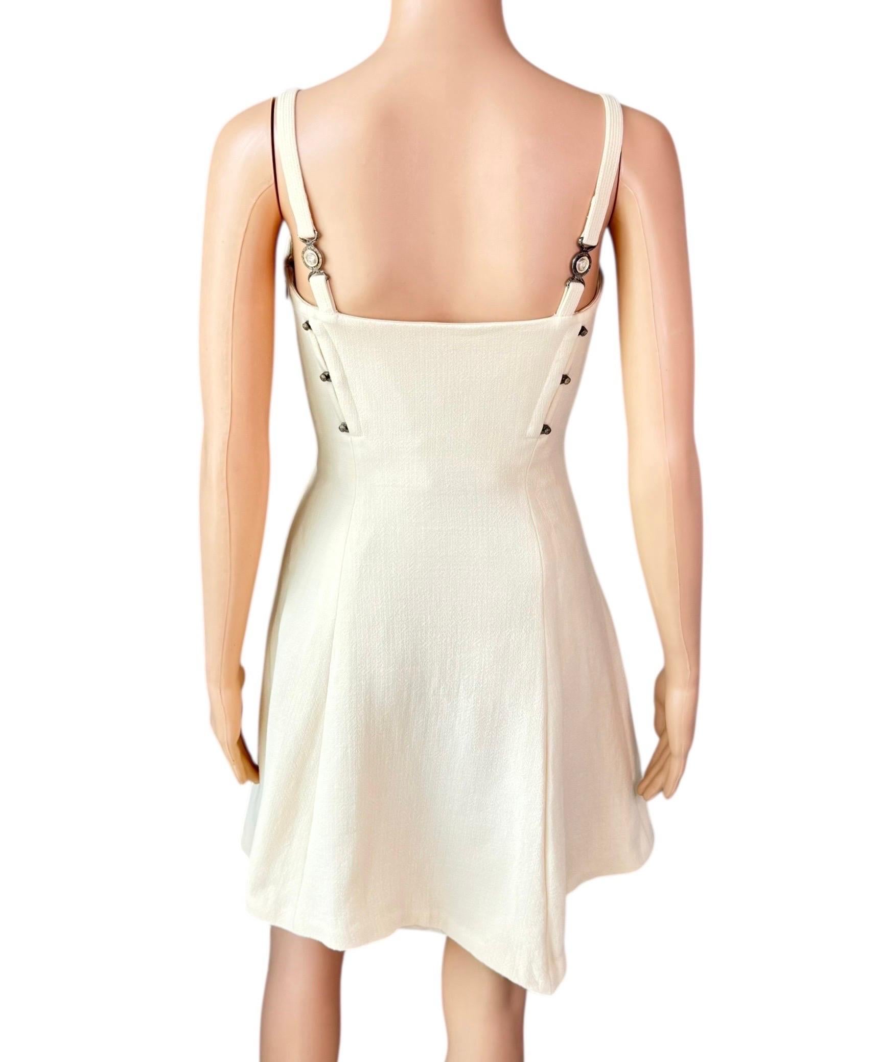 Gianni Versace S/S 1995 Runway Vintage Bustier Korsett Elfenbein Minikleid

Look 15 aus der Spring 1995 Collection'S von Gianni Versace.

Größe: IT 38

Zustand: Guter Vintage-Zustand, es fehlt nur eine durchsichtige, nicht funktionsfähige