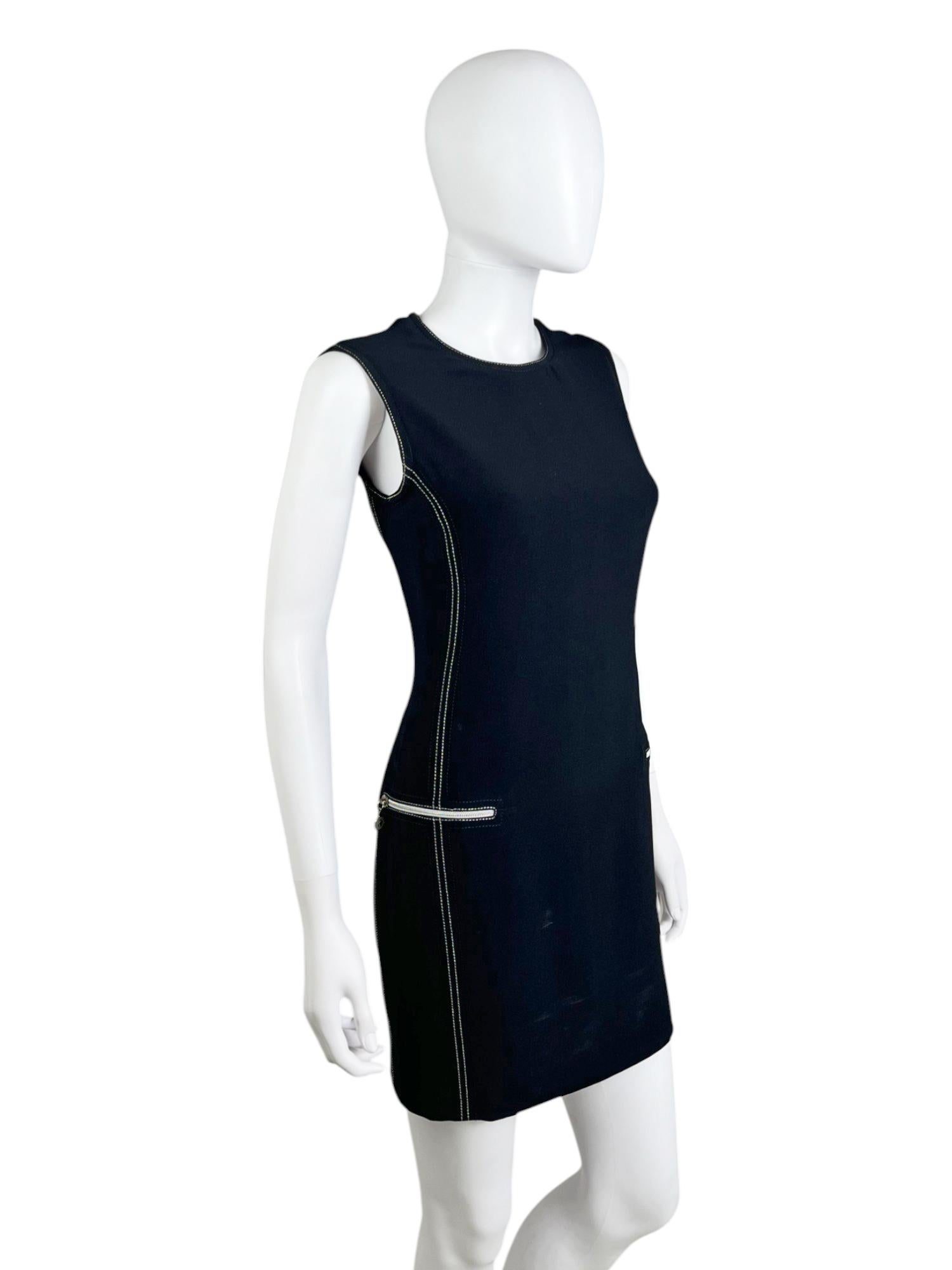 - Conçu par Gianni Versace
- Printemps Eté 1996
- Robe Medusa brodée en viscose noire zippée
- Deux poches frontales zippées
- Fermeture à glissière au dos
- Conception de l'absence de niveau
- Détails des coutures
- Broderie métallique au dos de la