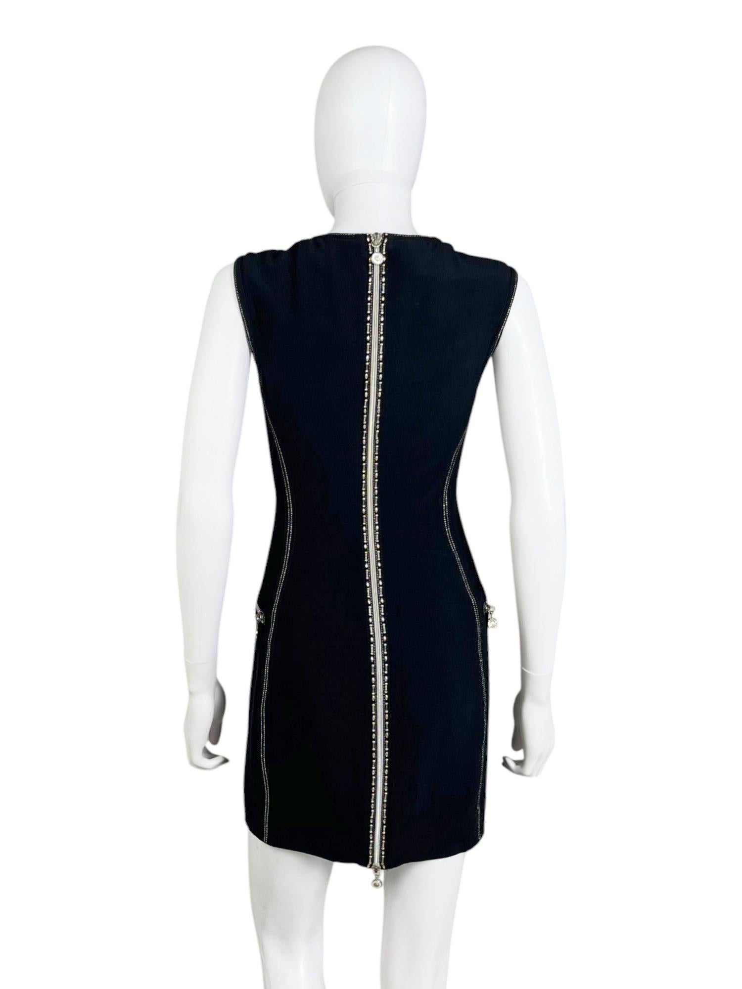 Black Gianni Versace S/S 1996 - Robe Medusa brodée en viscose noire zippée en vente