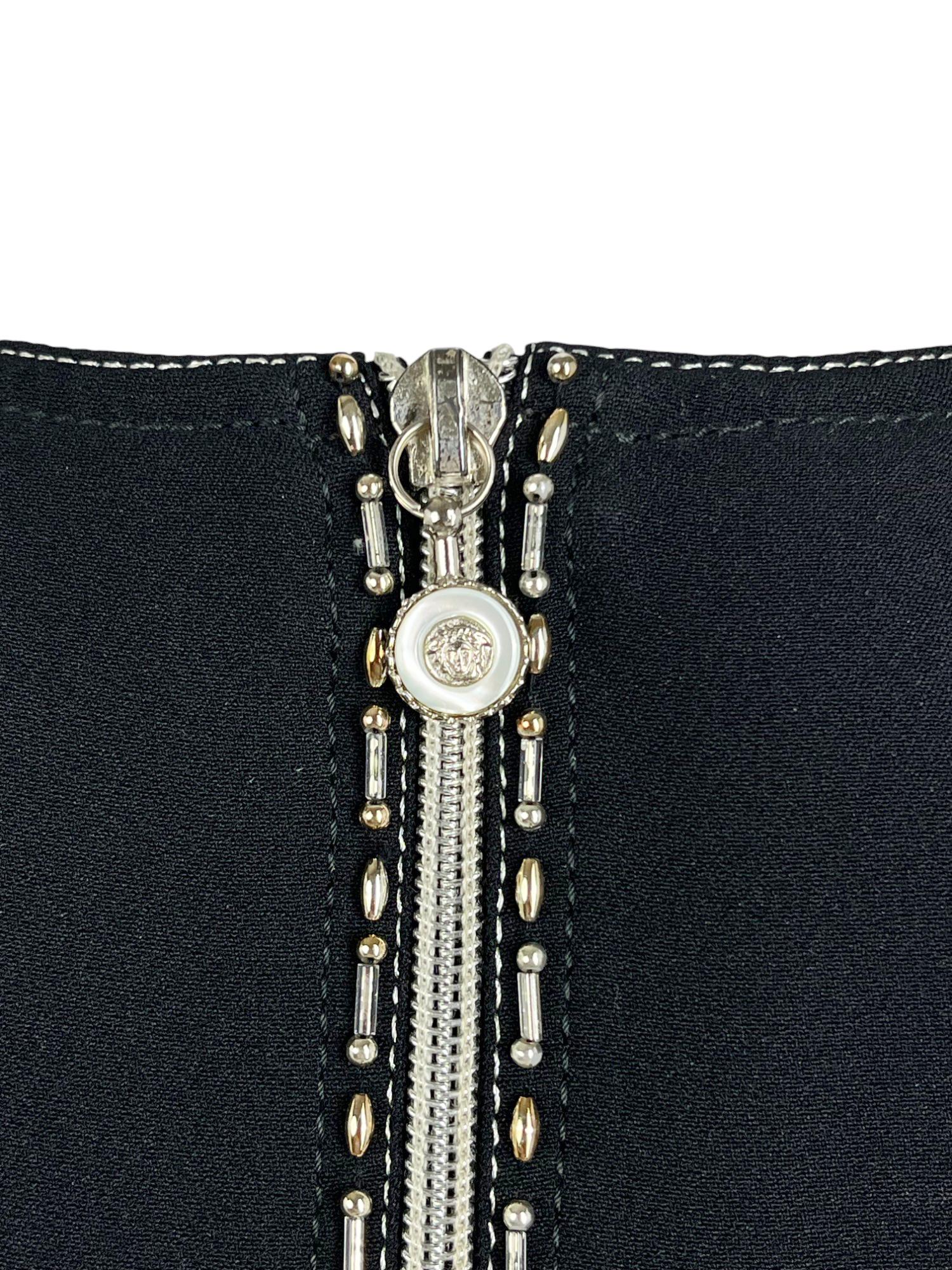 Gianni Versace S/S 1996 - Robe Medusa brodée en viscose noire zippée en vente 3