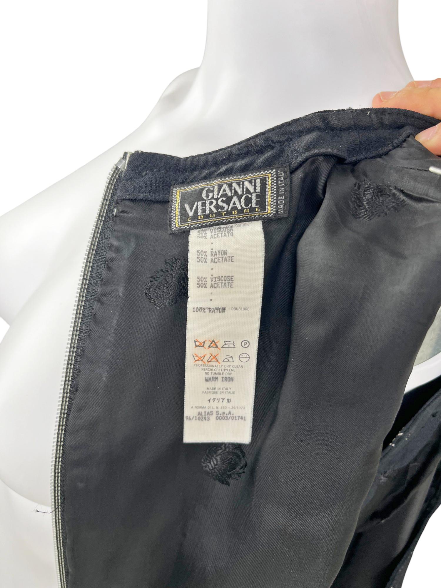Gianni Versace S/S 1996 - Robe Medusa brodée en viscose noire zippée en vente 4