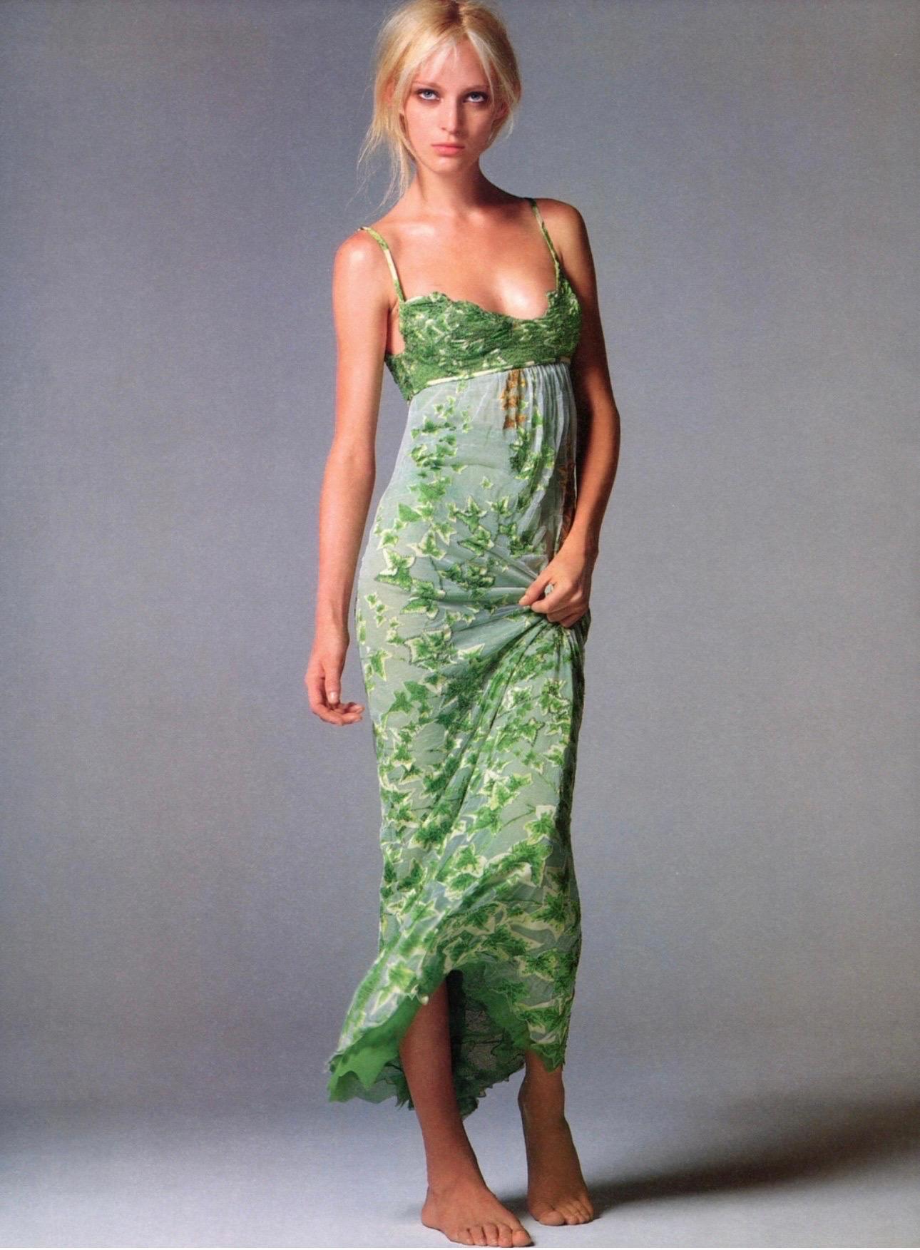 Gianni Versace - Robe de soirée à châle en dentelle transparente ornée, issue d'un défilé, printemps-été 1997  en vente 5