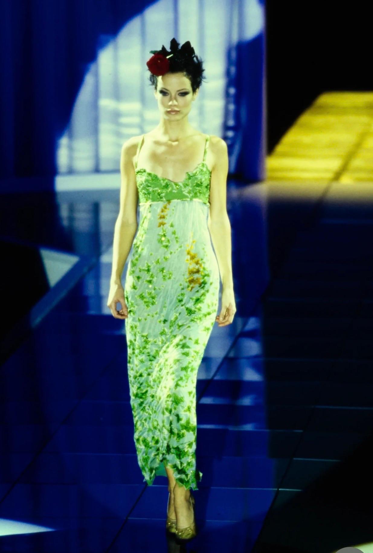 Gianni Versace - Robe de soirée à châle en dentelle transparente ornée, issue d'un défilé, printemps-été 1997  en vente 6