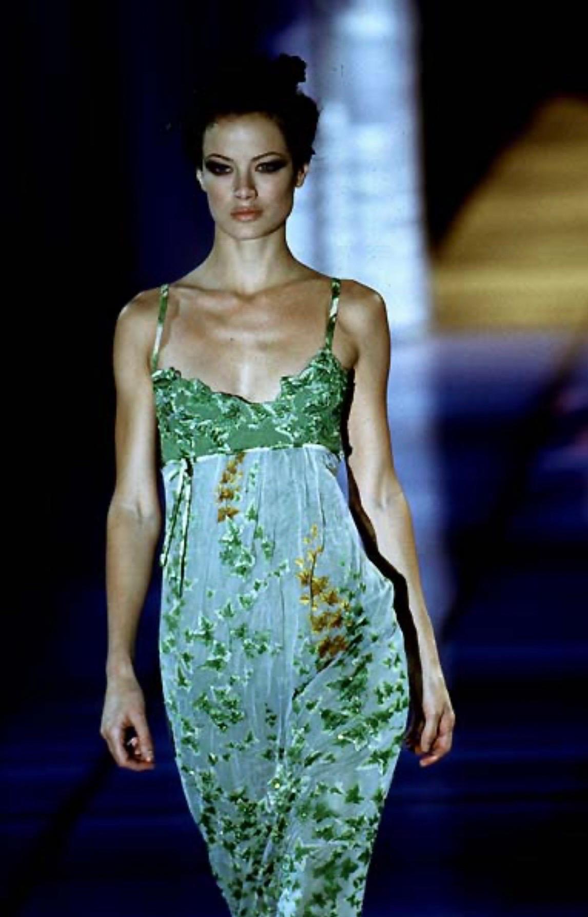 Gianni Versace - Robe de soirée à châle en dentelle transparente ornée, issue d'un défilé, printemps-été 1997  en vente 7
