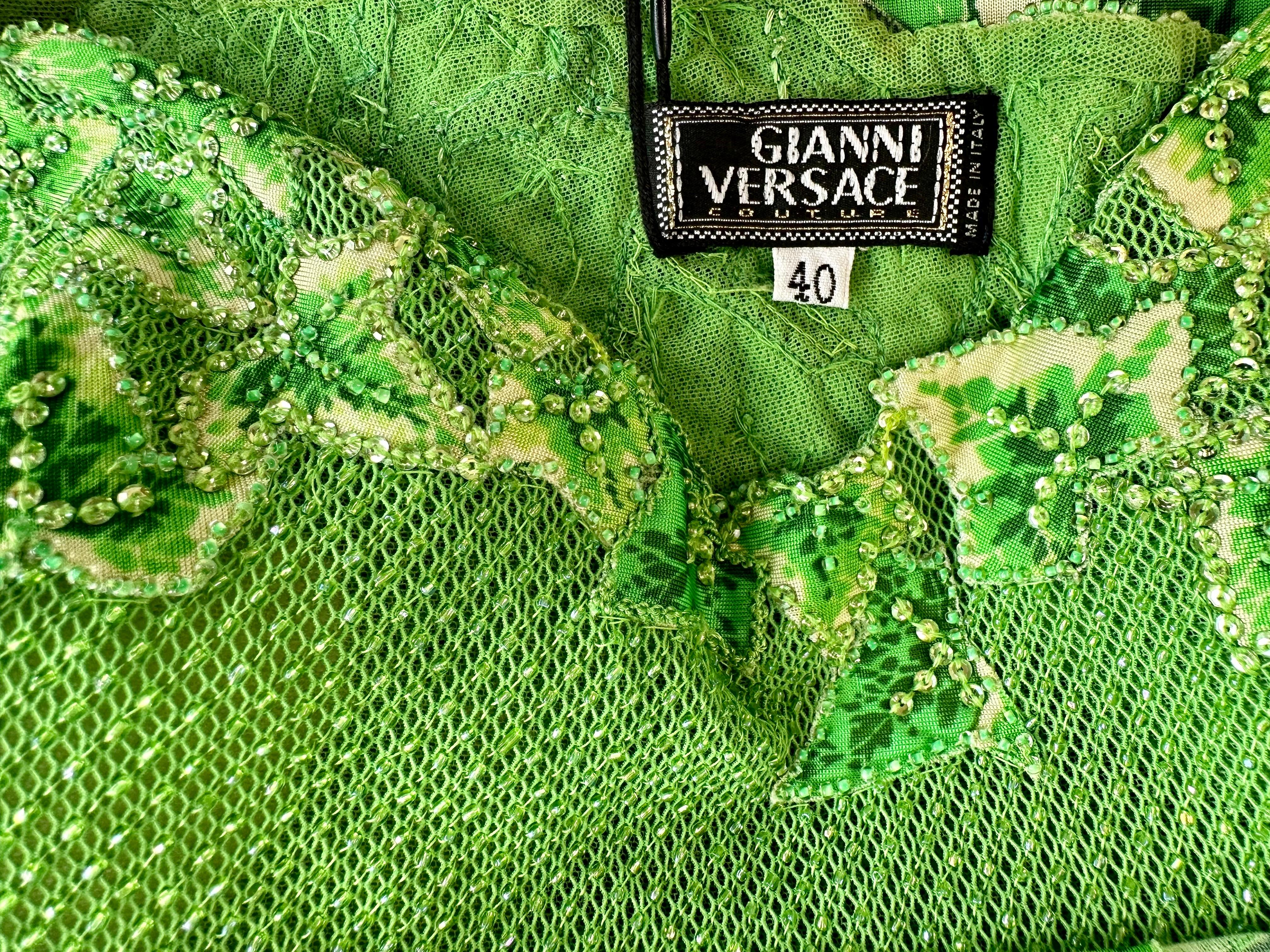 Gianni Versace - Robe de soirée à châle en dentelle transparente ornée, issue d'un défilé, printemps-été 1997  en vente 9
