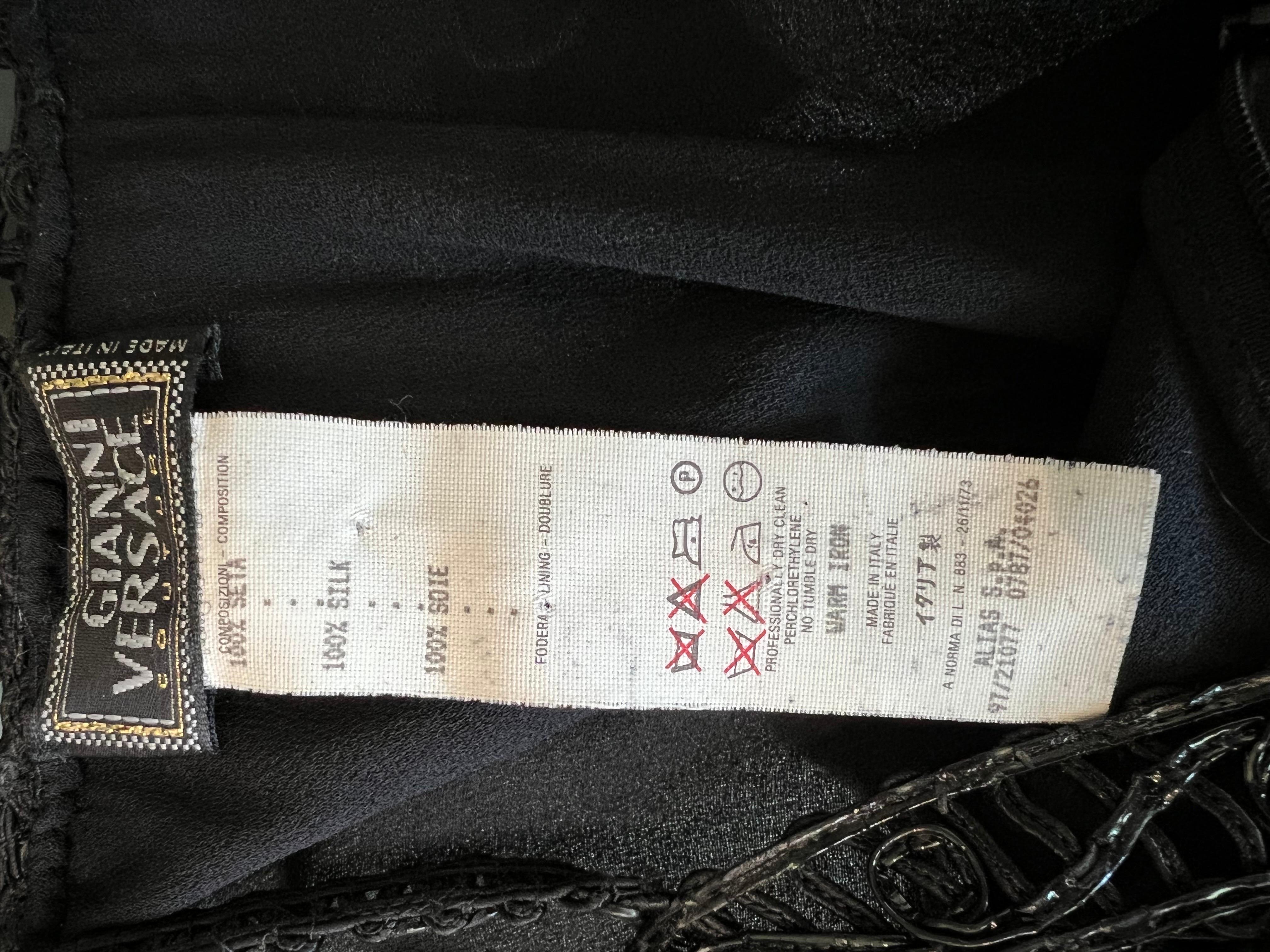 Gianni Versace S/S 1997 Laufsteg besticktes schwarzes Abendkleid aus Spitze im Angebot 5