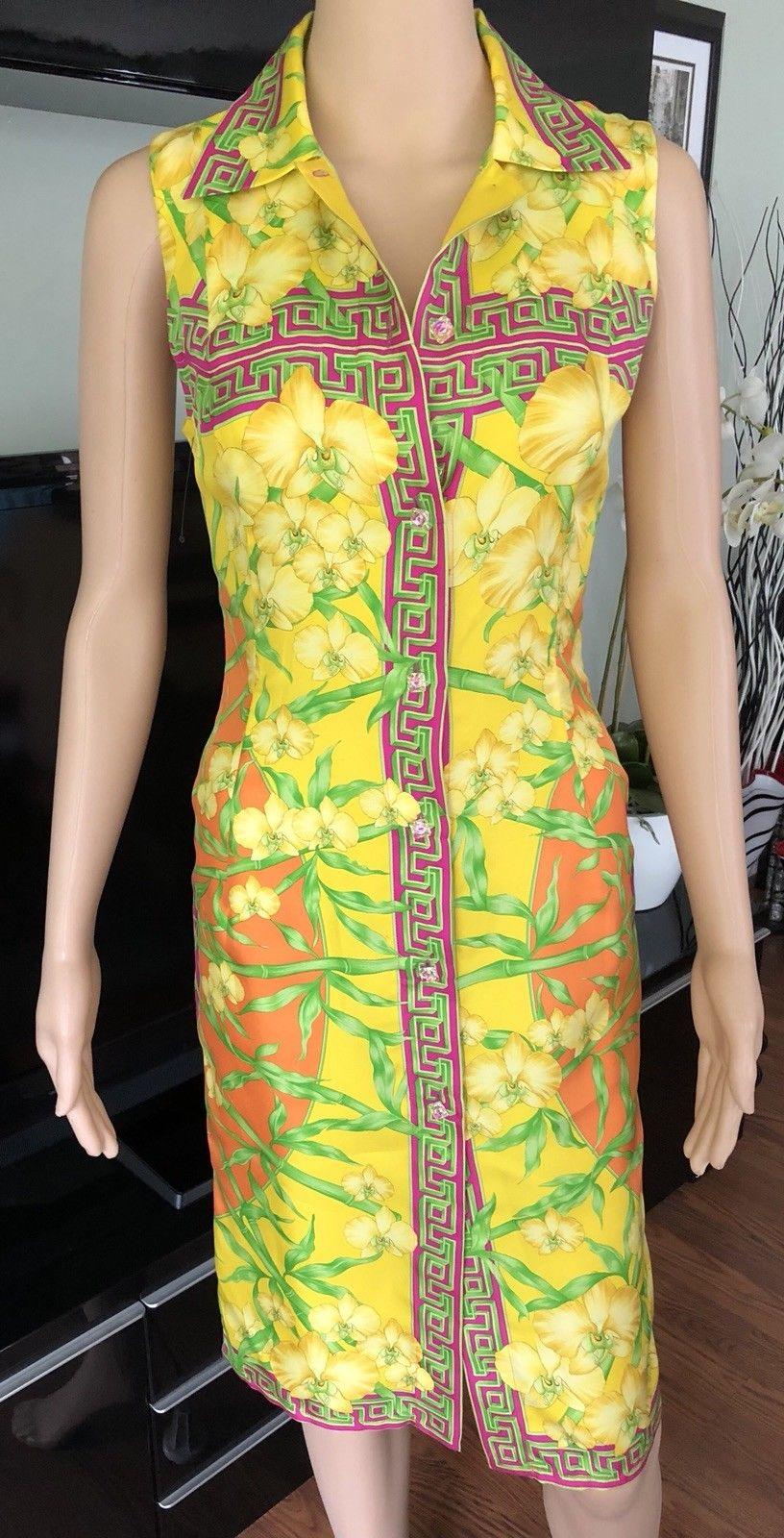Gianni Versace S/S 2000 Vintage Bamboo Print Silk Dress Size IT 40

Gianni Versace silk dress with bamboo floral print throughout, pointed collar and button closures at front.


