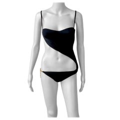 Bañador de una pieza con aberturas y adornos de la colección de pasarela de Gianni Versace, primavera-verano 2000