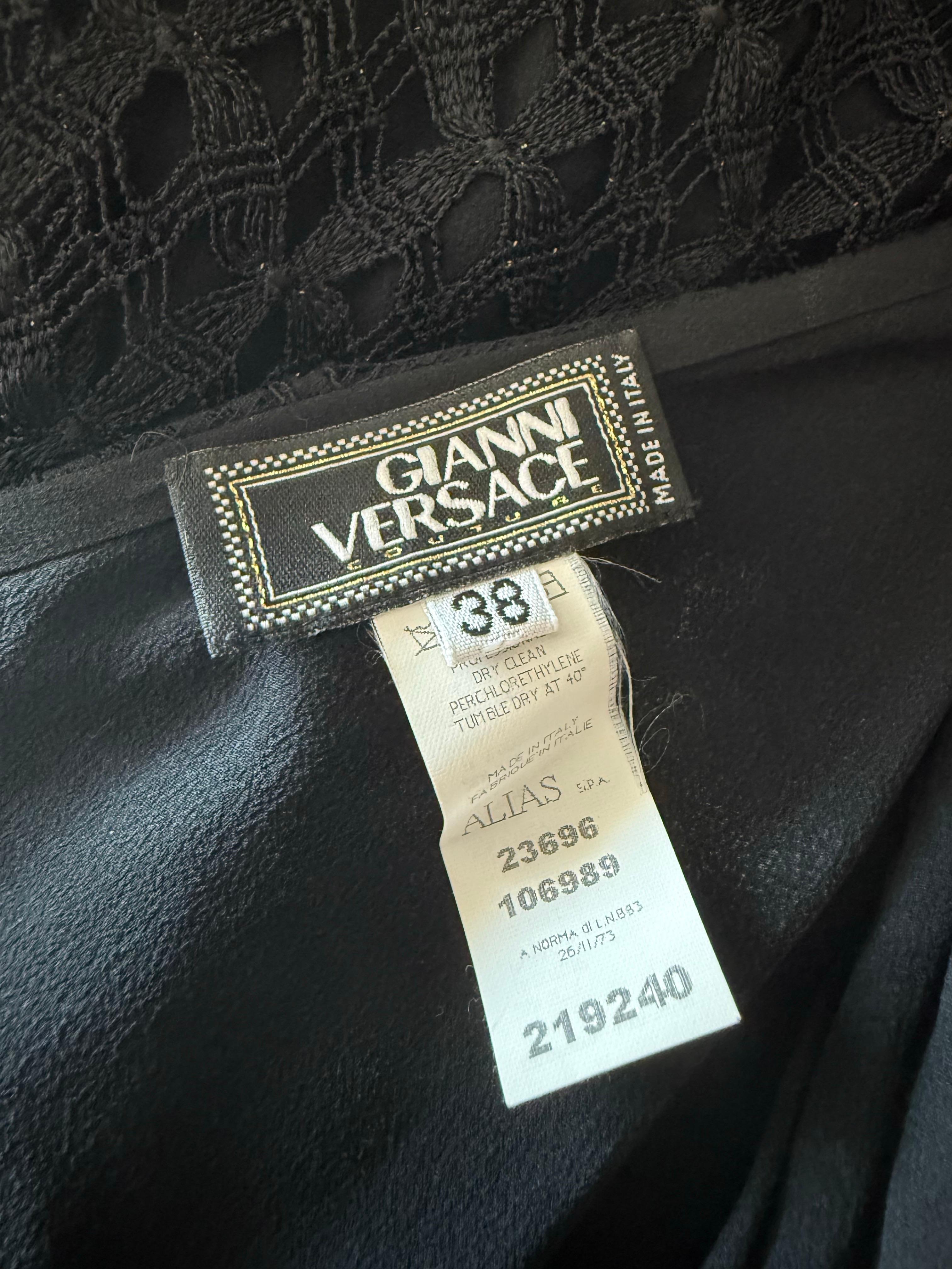 Gianni Versace S/S 2002 Tief ausgeschnittenes, halbtransparentes Spitzen-Strickkleid in Schwarz im Angebot 9
