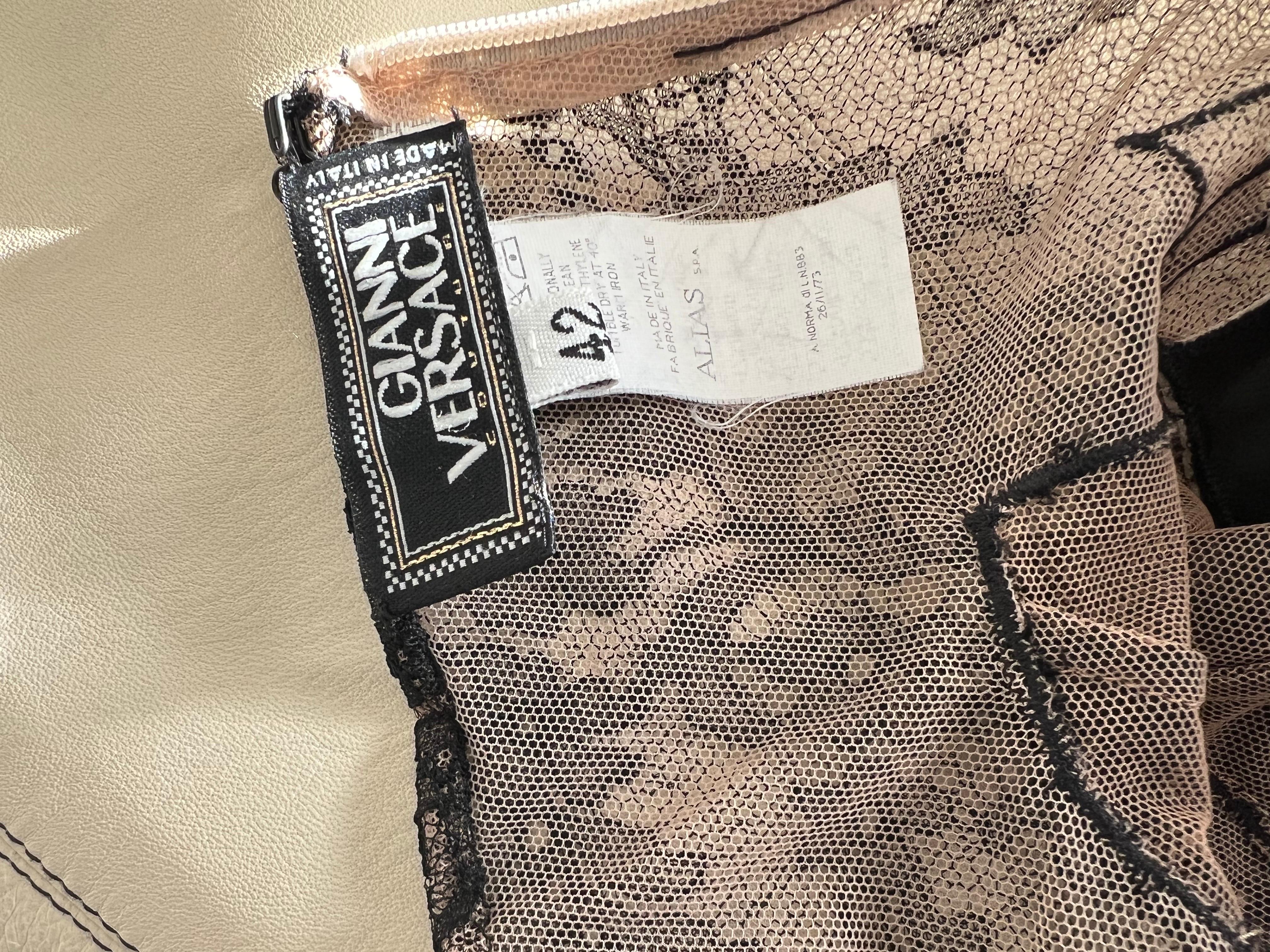 Gianni Versace S/S 2002 Minivestido recortado con paneles de piel y encaje transparente en venta 7