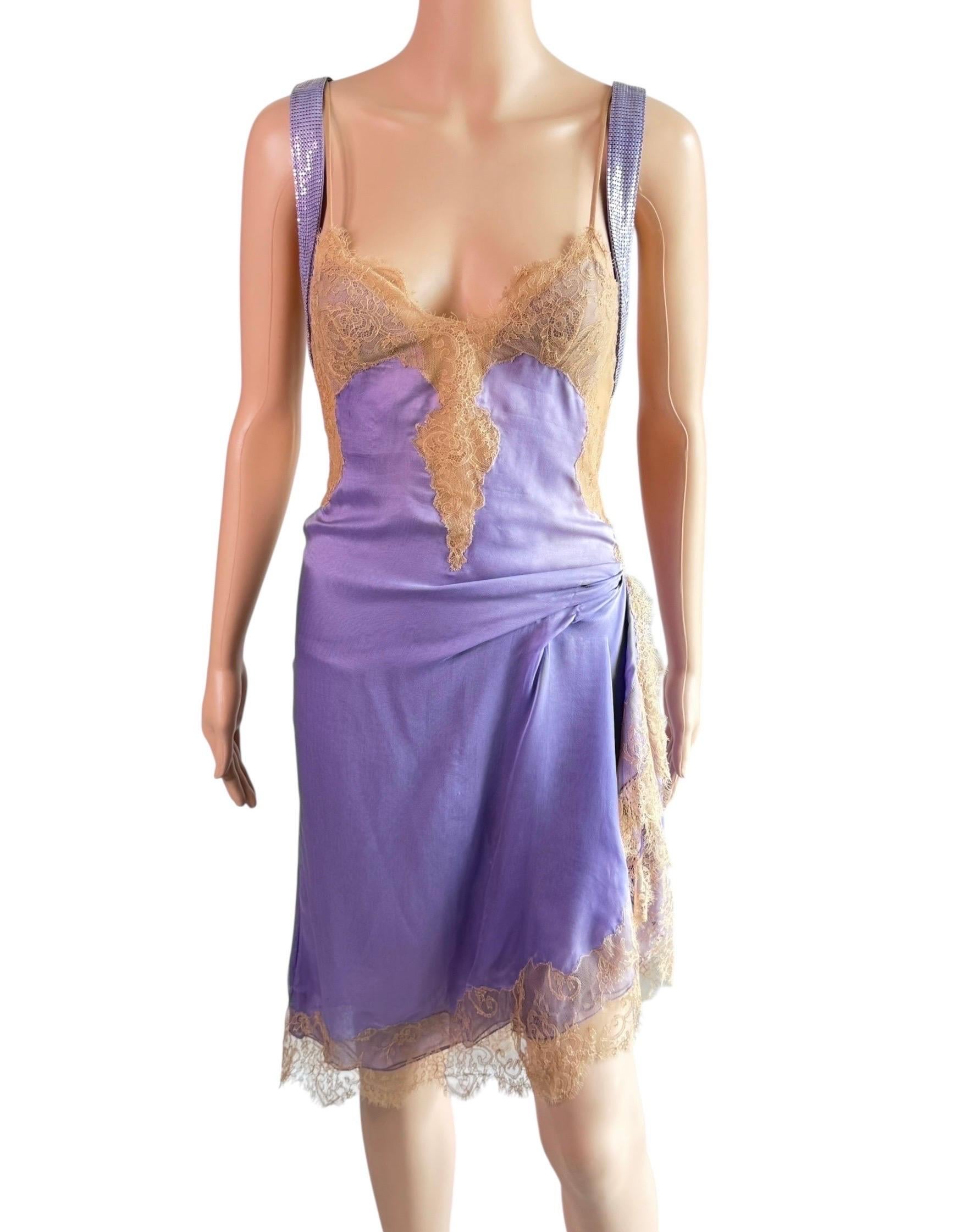 Gianni Versace Couture P/E 2003 Abito con pannelli in pizzo trasparente e rete metallica di Oroton 

Taglia: IT 42

Condit: leggero strappo, comune a questo materiale, non evidente. Alcuni scolorimenti sulla fodera interna e un piccolo scolorimento